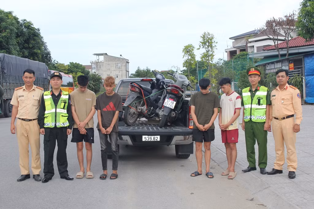 Các đối tượng cùng tang vật vụ án Các đối tượng cùng tang vật vụ án