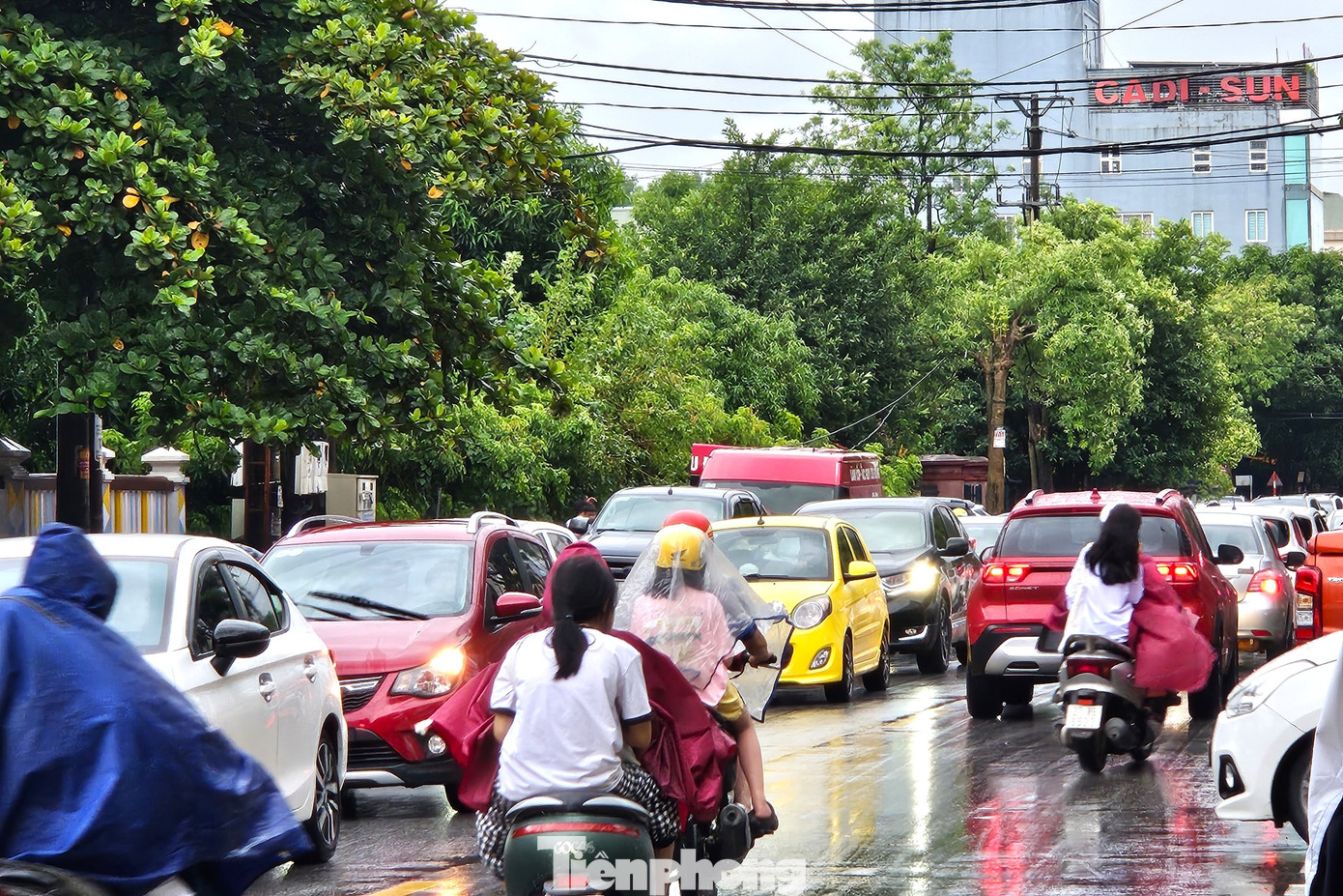 Nguyên nhân gây nên tình trạng ùn tắc là do ảnh hưởng của áp thấp nhiệt đới gây mưa lớn, người dân sử dụng ô tô di chuyển nhiều hơn so với ngày thường, bên cạnh đó, thời điểm tắc nghẽn diễn ra vào giờ tan tầm. Nhiều cơ quan, ban, ngành, trường học... hết giờ làm việc, học tập nên lượng người đổ ra đường càng đông.