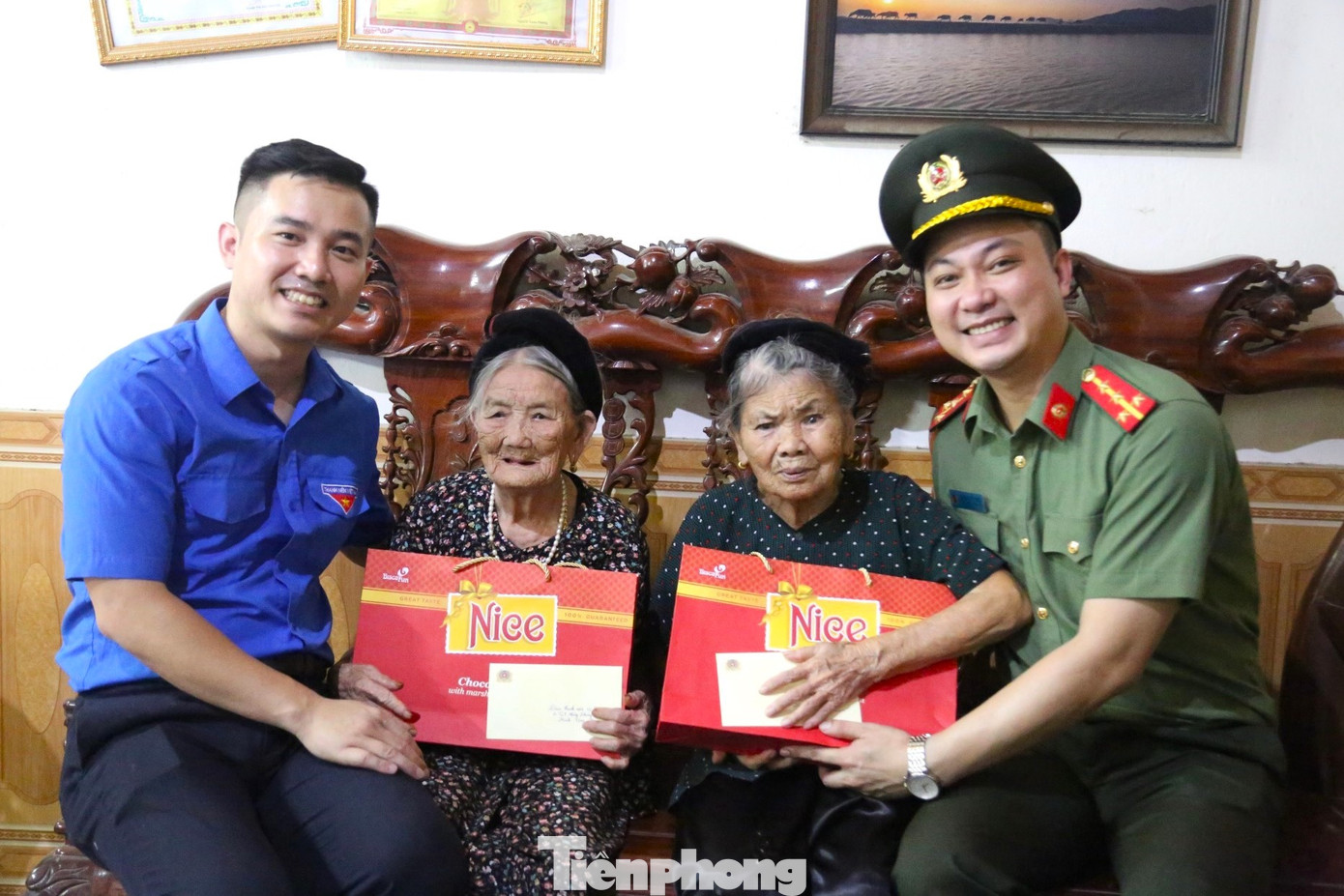 Thăm, tặng quà Mẹ Việt Nam anh hùng Trần Thị Em và Mẹ Hồ Thị Tứ tại xóm 1 xã Nam Anh, huyện Nam Đàn.