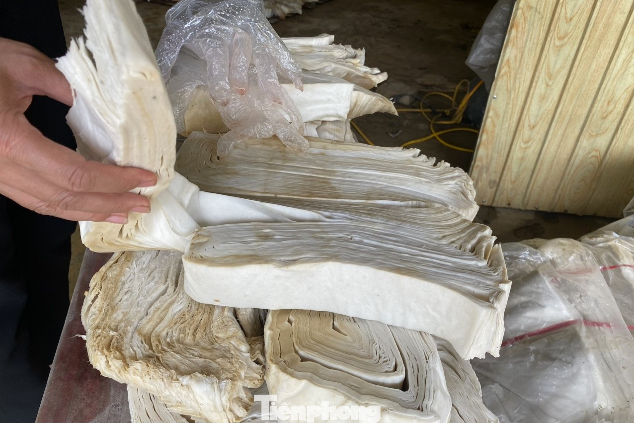 Bà Trần Thị Hòa (trú thị trấn Tân Lạc) chia sẻ: “Nhà tôi có 2 kho hàng, chứa nguyên liệu để làm hương, nước lũ dâng nhanh chúng tôi không kịp trở tay. Kho nguyên liệu chứa các loại bột rễ hương, đinh hương, quế, hồi… đều bị ngập trong nước”.