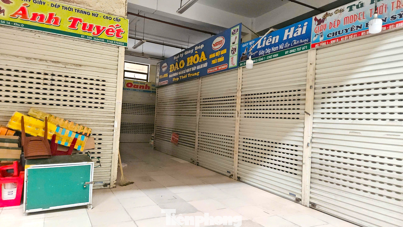 Điều đáng nói, việc nhiều tiểu thương đóng cửa ngừng kinh doanh trùng với thời điểm lực lượng chức năng đang cao điểm đấu tranh ngăn chặn, đẩy lùi tội phạm buôn lậu, gian lận thương mại, hàng giả.