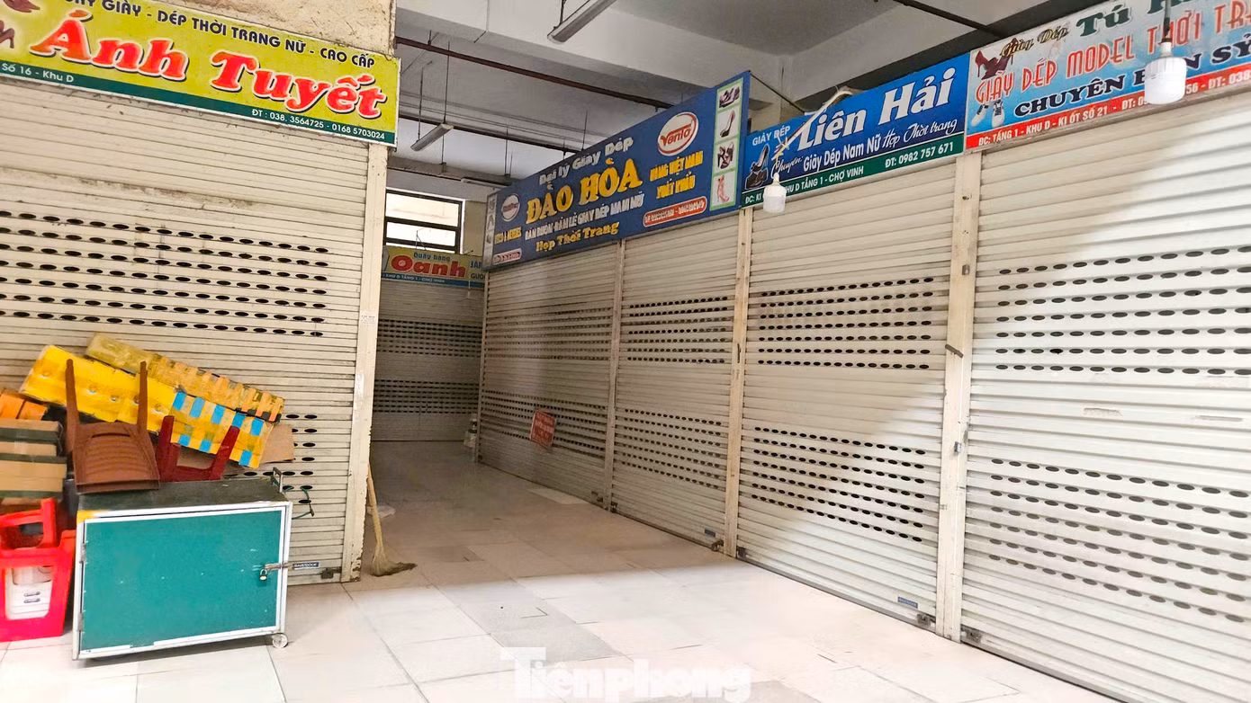 Điều đáng nói, việc nhiều tiểu thương đóng cửa ngừng kinh doanh trùng với thời điểm lực lượng chức năng đang cao điểm đấu tranh ngăn chặn, đẩy lùi tội phạm buôn lậu, gian lận thương mại, hàng giả.