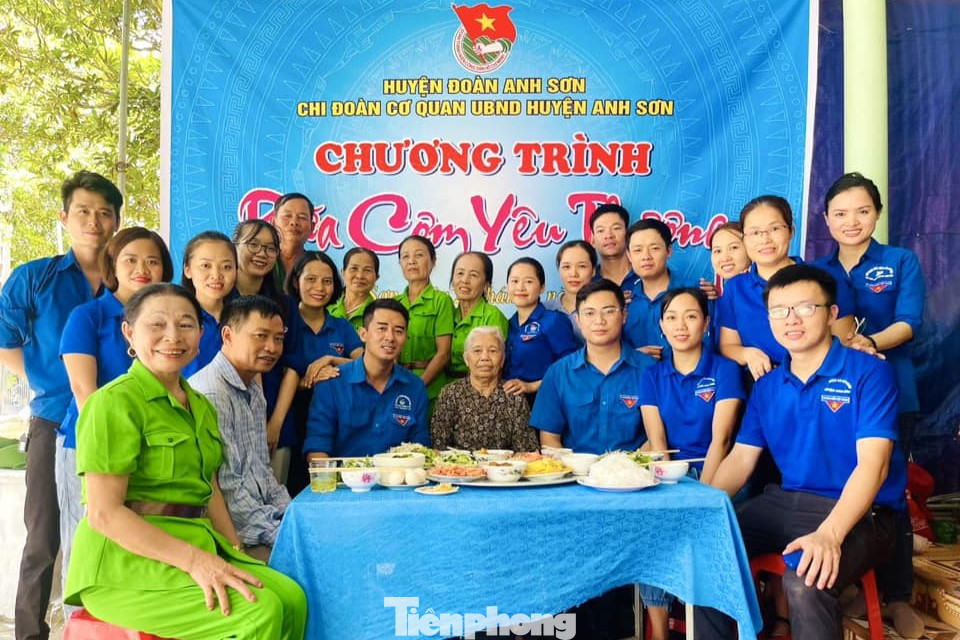 Hàng trăm bữa cơm yêu thương tới gia đình các thương binh, liệt sĩ, người có công với cách mạng