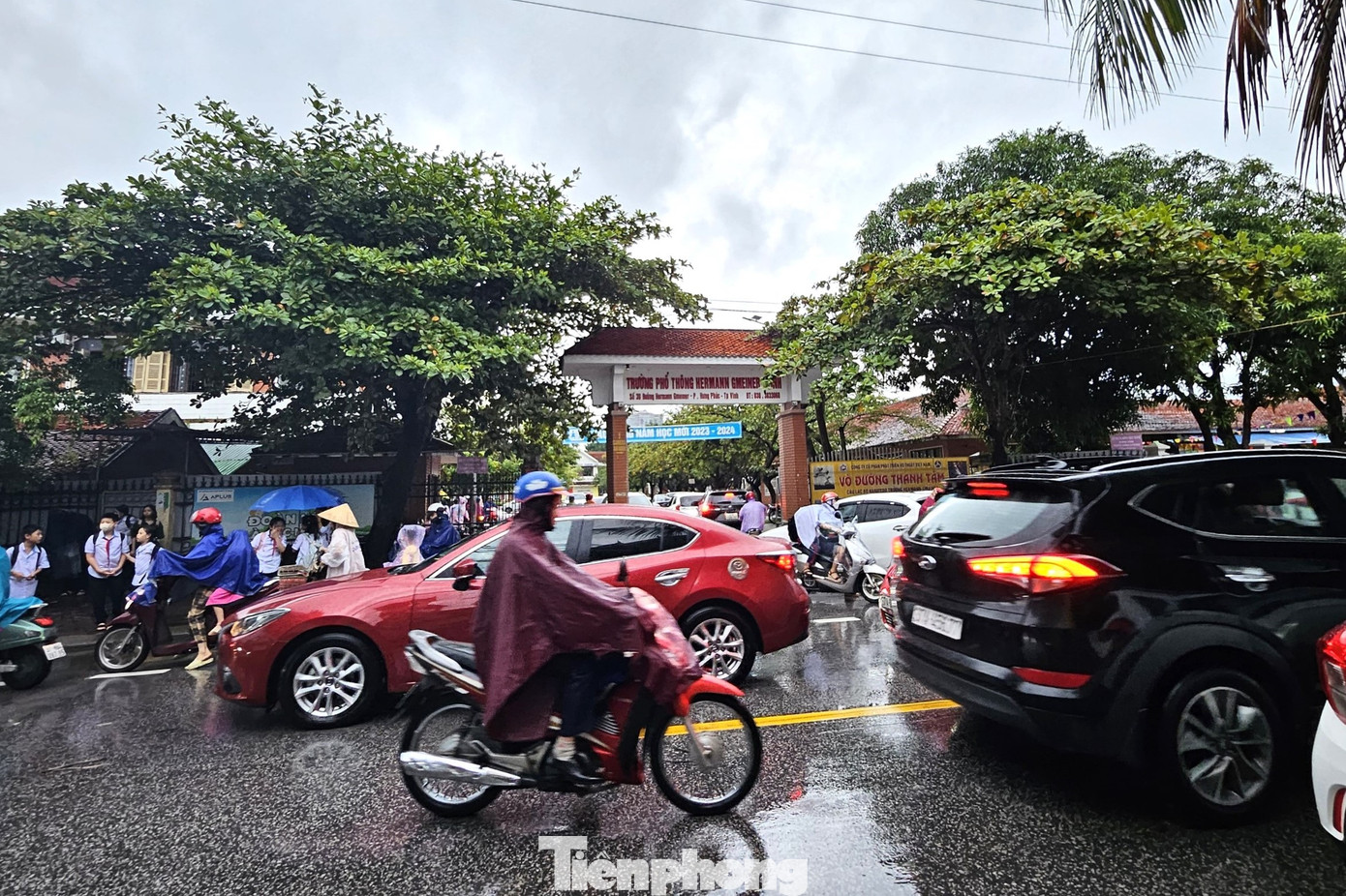 Mưa lớn đúng vào giờ cao điểm người dân đi làm về và phụ huynh đến trường đón con khiến giao thông bị hỗn loạn, ùn tắc nghiêm trọng.