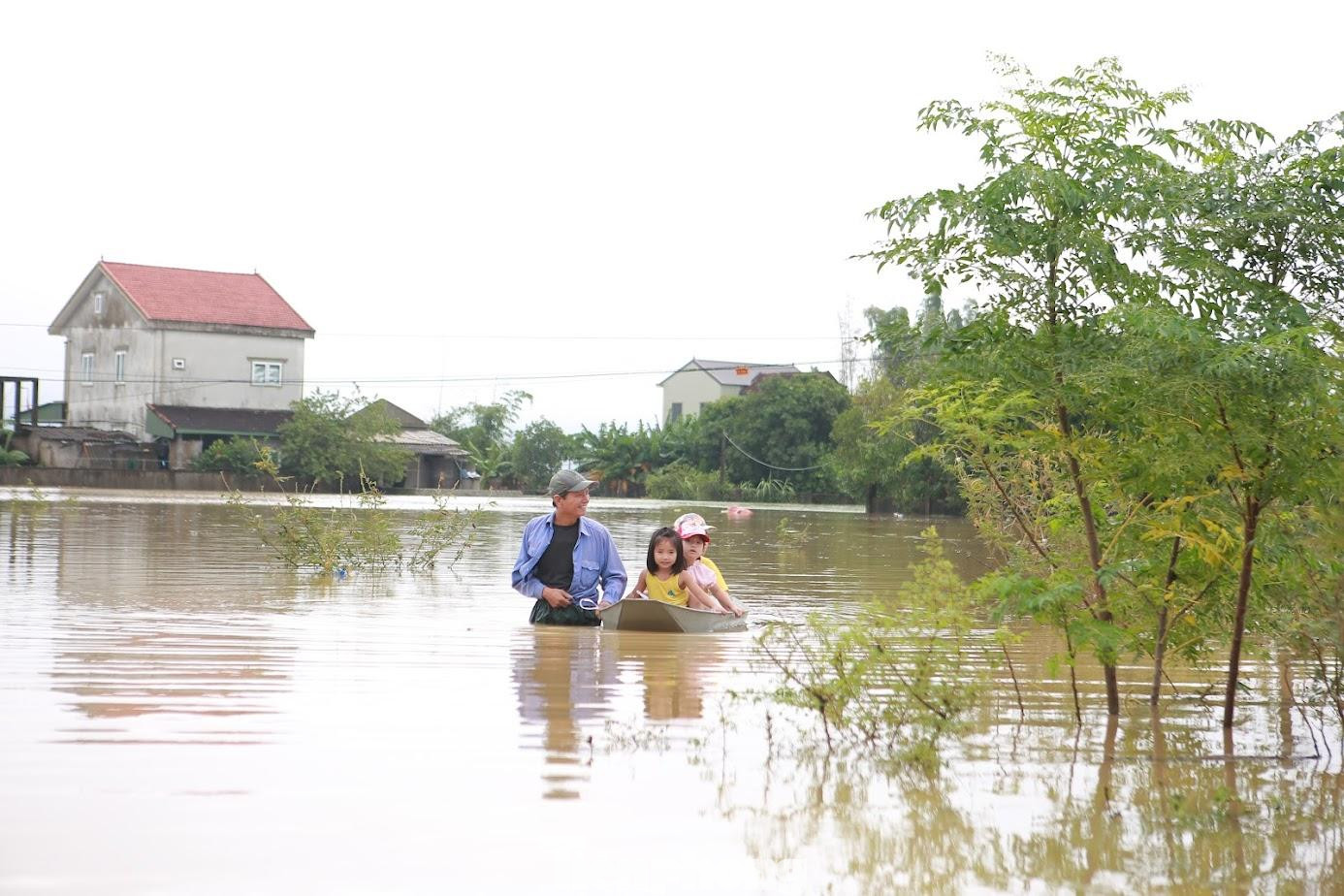 Ông Lê Khánh Quang, Chủ tịch UBND xã Châu Nhân cho biết: “Những ngày qua nước từ thượng nguồn vẫn đổ về liên tục khiến xã bị ngập nặng. Hiện trên địa bàn vẫn còn khoảng 600 hộ dân bị cô lập. Địa phương cũng đang chỉ đạo người dân tập trung tổng dọn vệ sinh với phương châm “Nước rút đến đâu, dọn dẹp đến đó”. Đồng thời cắt cử người tiếp tục túc trực tại các điểm xung yếu, đề phòng nước lên trở lại”. Ông Lê Khánh Quang, Chủ tịch UBND xã Châu Nhân cho biết: “Những ngày qua nước từ thượng nguồn vẫn đổ về liên tục khiến xã bị ngập nặng. Hiện trên địa bàn vẫn còn khoảng 600 hộ dân bị cô lập. Địa phương cũng đang chỉ đạo người dân tập trung tổng dọn vệ sinh với phương châm “Nước rút đến đâu, dọn dẹp đến đó”. Đồng thời cắt cử người tiếp tục túc trực tại các điểm xung yếu, đề phòng nước lên trở lại”.