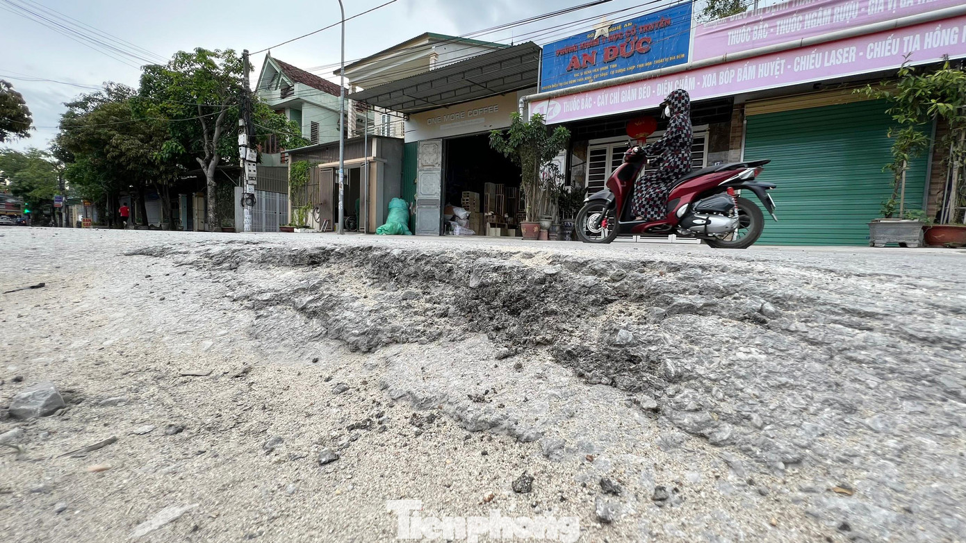 Mặt đường bị hư hỏng nặng, có những chỗ mặt đường lõm xuống sâu khiến người tham gia giao thông gặp nhiều khó khăn.