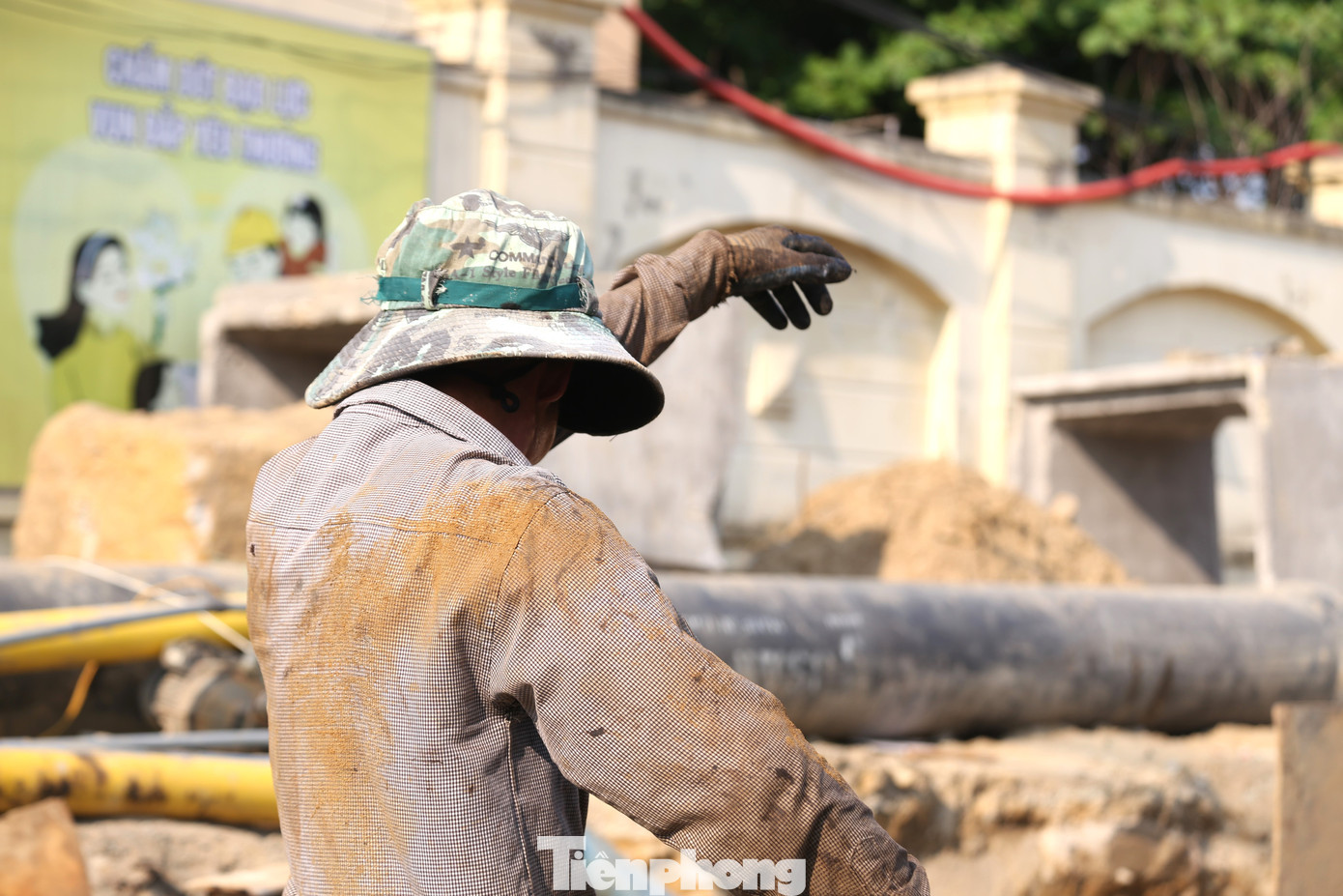 Kéo vạt áo lau mồ hôi ướt đẫm mặt, ông Bùi Văn Đạo (trú xã Thanh Nho, huyện Thanh Chương, Nghệ An) cho hay: “Mấy ngày nay nắng nóng khủng khiếp, người lúc nào cũng đổ mồ hôi như tắm”. Kéo vạt áo lau mồ hôi ướt đẫm mặt, ông Bùi Văn Đạo (trú xã Thanh Nho, huyện Thanh Chương, Nghệ An) cho hay: “Mấy ngày nay nắng nóng khủng khiếp, người lúc nào cũng đổ mồ hôi như tắm”.