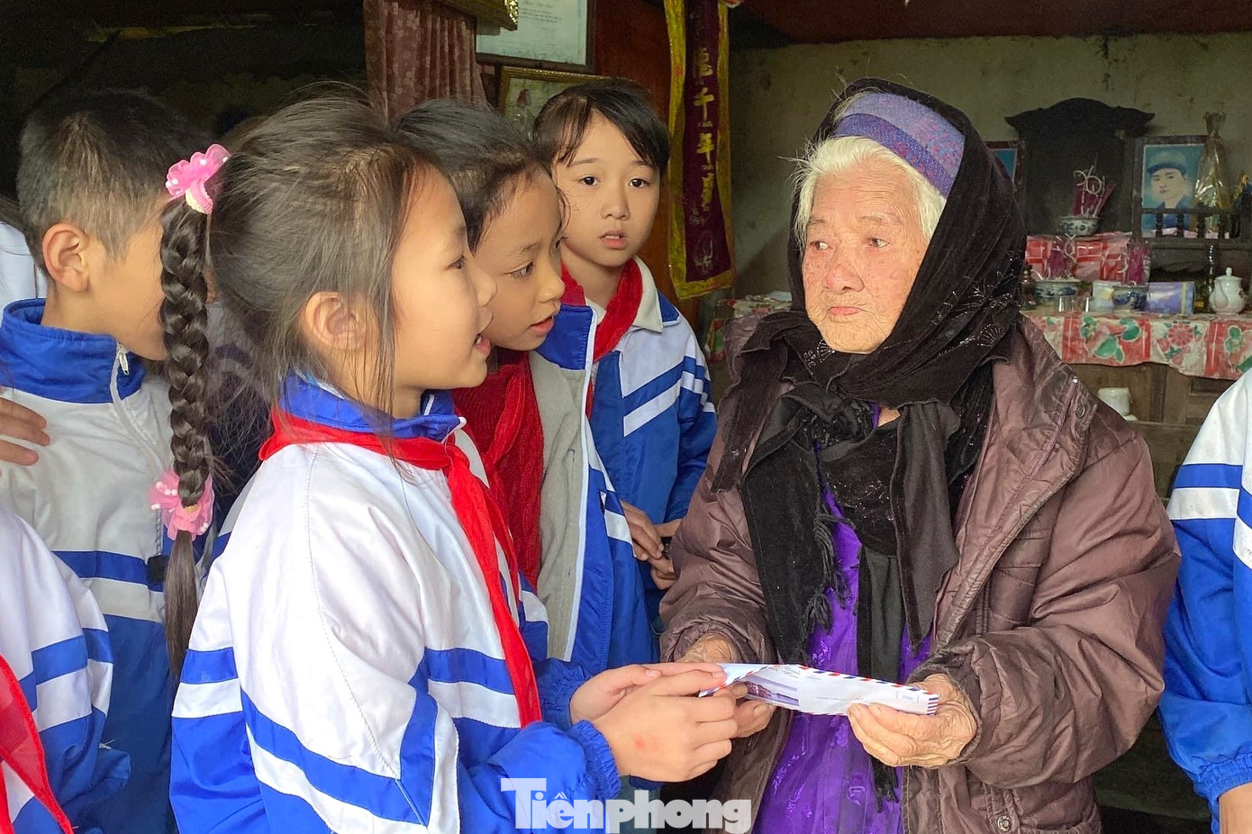 Thăm, tặng quà cho gia đình chính sách, người có công. Thăm, tặng quà cho gia đình chính sách, người có công.