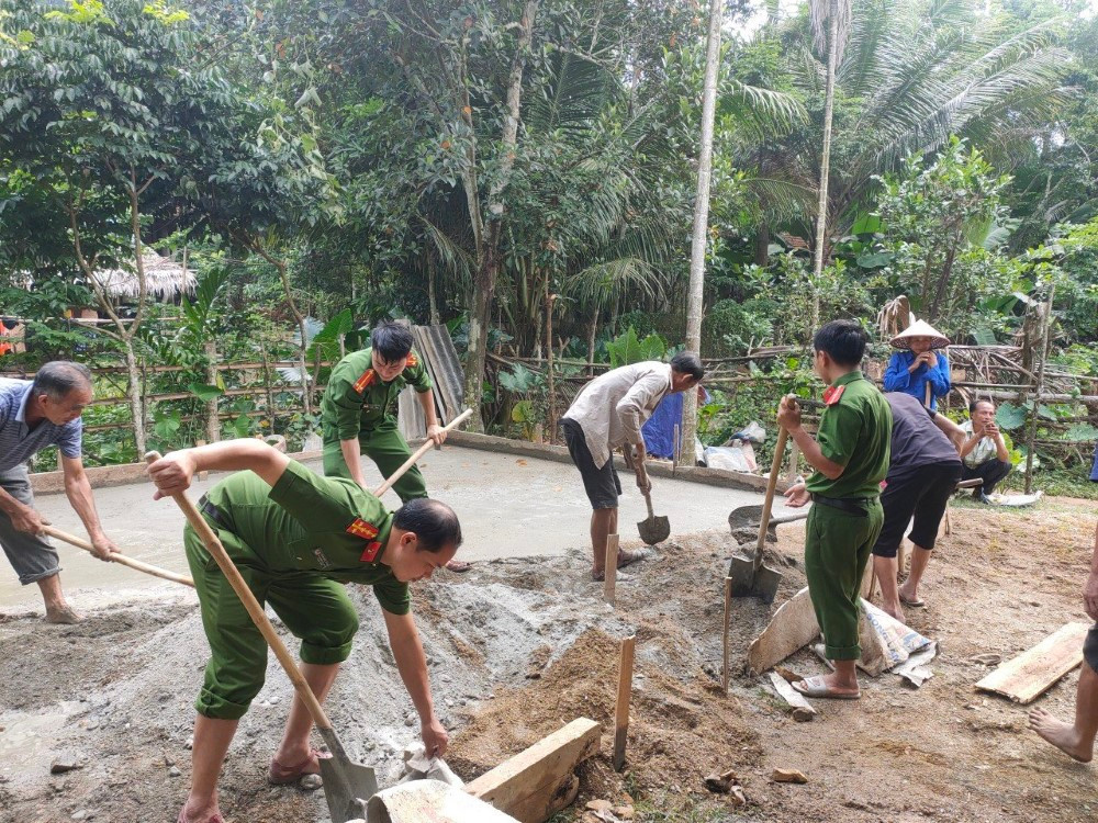Tranh thủ thời tiết thi công để kịp tiến độ.