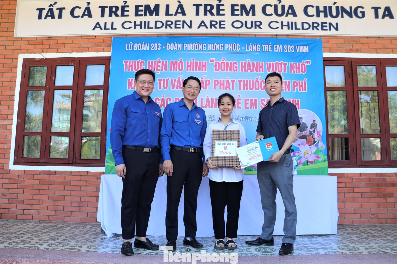 Đại diện Tỉnh Đoàn, Thành đoàn Vinh cùng đơn vị đồng hành trao quà cho các em nhỏ ở làng trẻ SOS, thành phố Vinh.