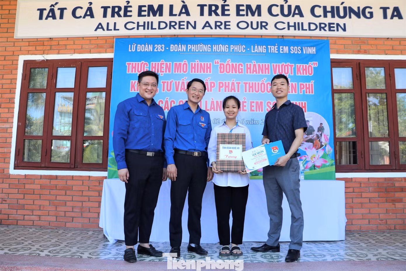 Đại diện Tỉnh Đoàn, Thành đoàn Vinh cùng đơn vị đồng hành trao quà cho các em nhỏ ở làng trẻ SOS, thành phố Vinh.