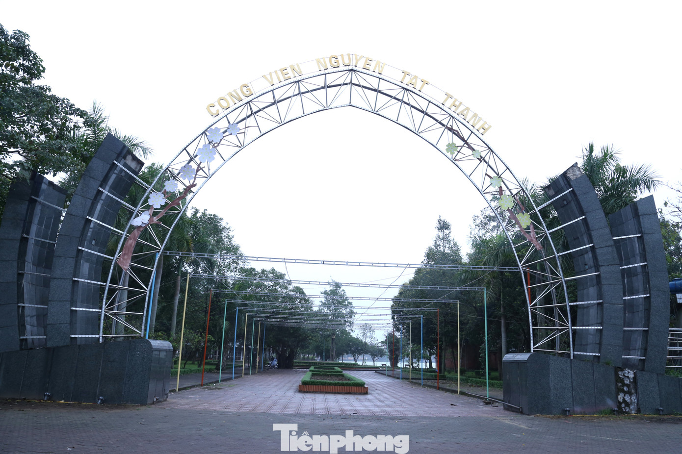 Công viên Nguyễn Tất Thành được thành lập ngày 16/10/1985, trong đó khu tượng đài bác Hồ và tuổi trẻ là biểu tượng của công viên Nguyễn Tất Thành được xây dựng nhân kỷ niệm 100 năm ngày sinh Chủ tịch Hồ Chí Minh. Công trình có diện tích trên 8ha (gồm 5 ha mặt đất và 3 ha mặt nước).