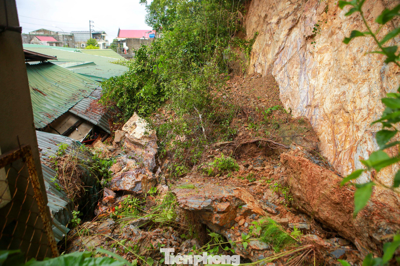 Dọc thân núi Dũng Quyết, từng khối đá đã bị nứt nẻ, nguy cơ sạt lở vẫn rất lớn.