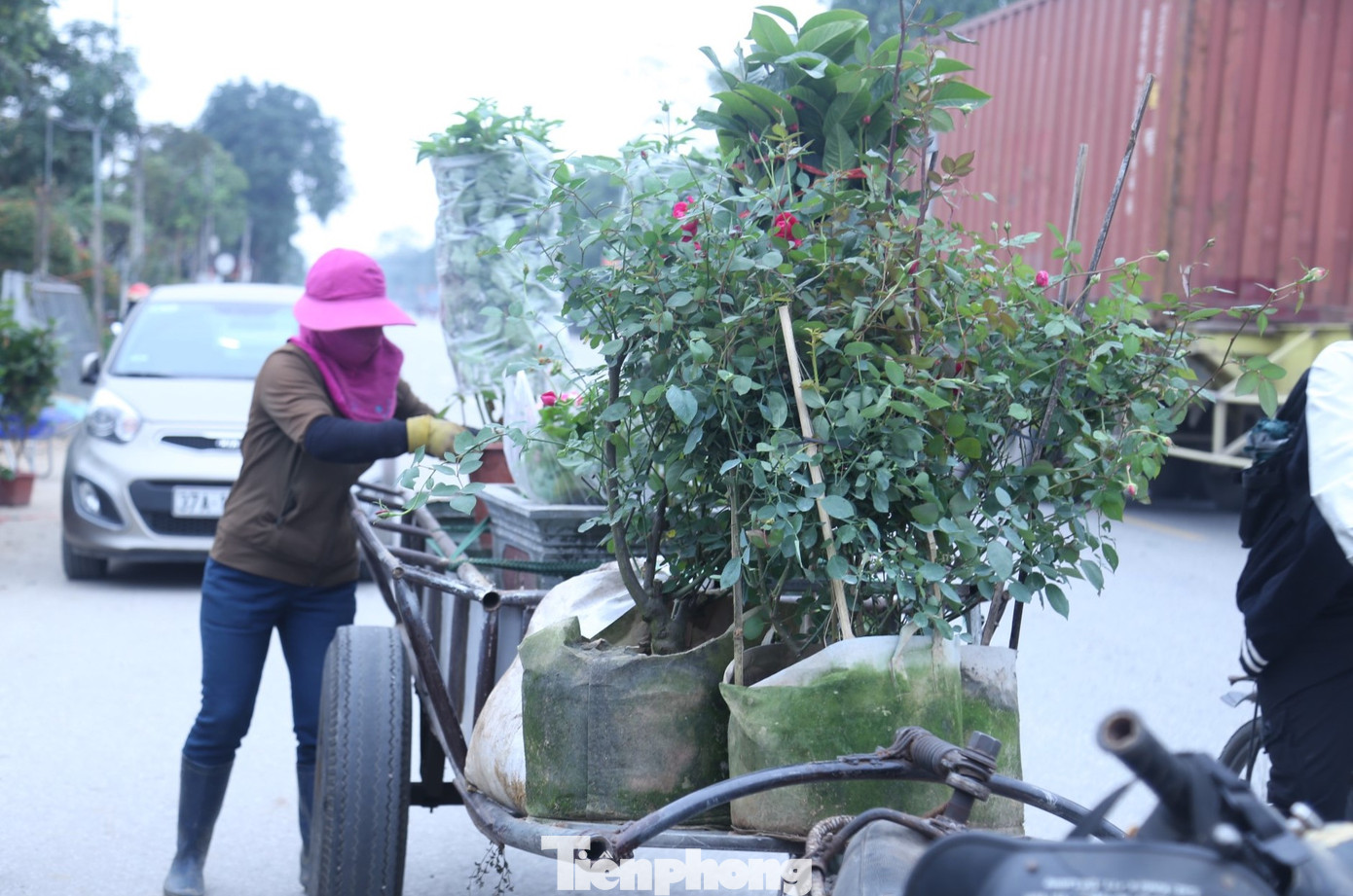 Cận Tết, lao động miệt mài mưu sinh, ai cũng mong có một cái Tết đủ đầy hơn.