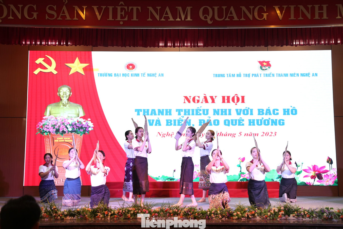 Tiết mục văn nghệ của sinh viên Lào tại “Ngày hội Thanh thiếu nhi với Bác Hồ và biển, đảo quê hương” năm 2023 tại Nghệ An. Ảnh: TH Tiết mục văn nghệ của sinh viên Lào tại “Ngày hội Thanh thiếu nhi với Bác Hồ và biển, đảo quê hương” năm 2023 tại Nghệ An. Ảnh: TH