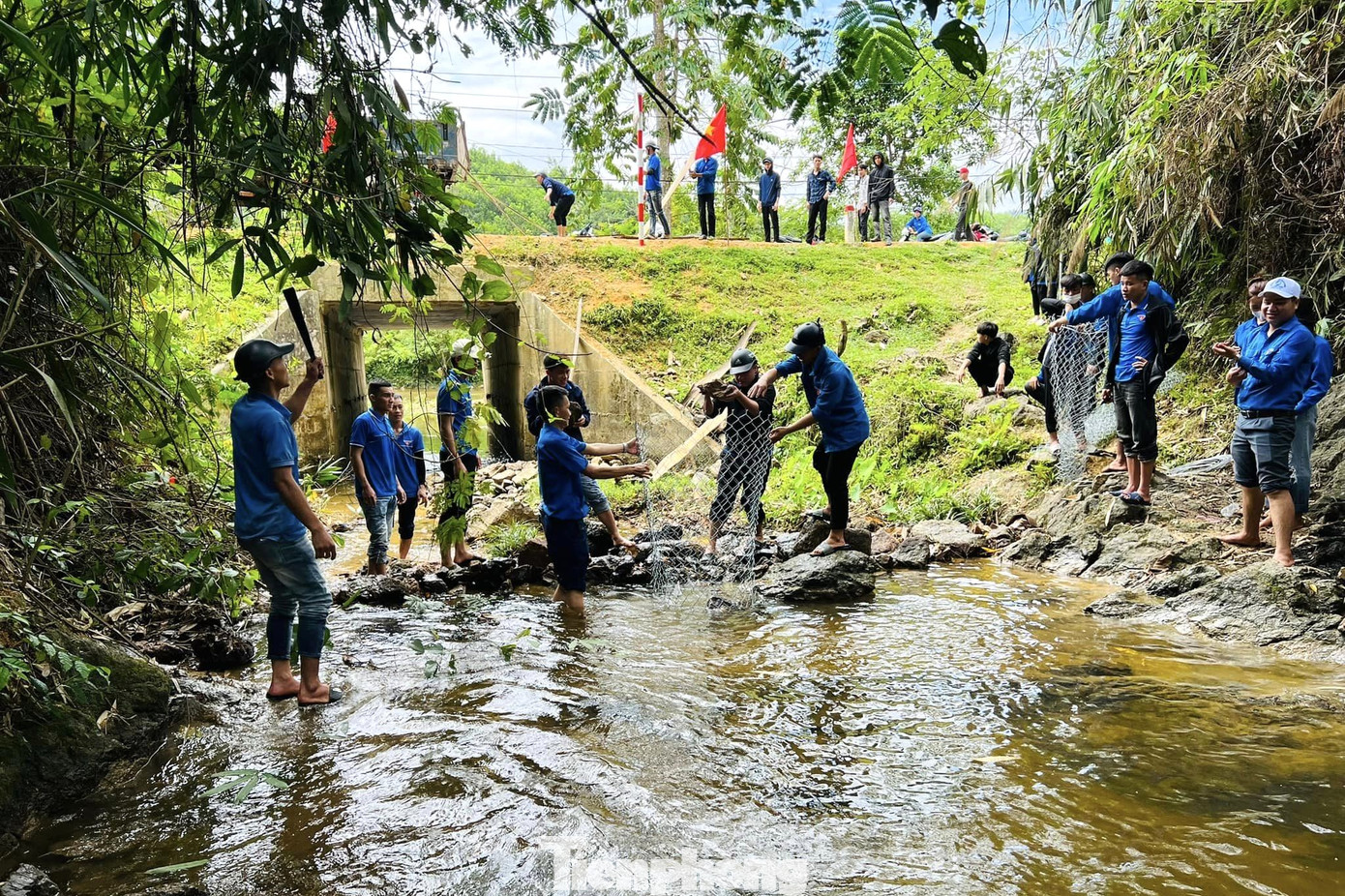 “Bể bơi tự nhiên” này có thiết kế khá đơn giản, được tạo thành từ đá có sẵn tại sông suối.