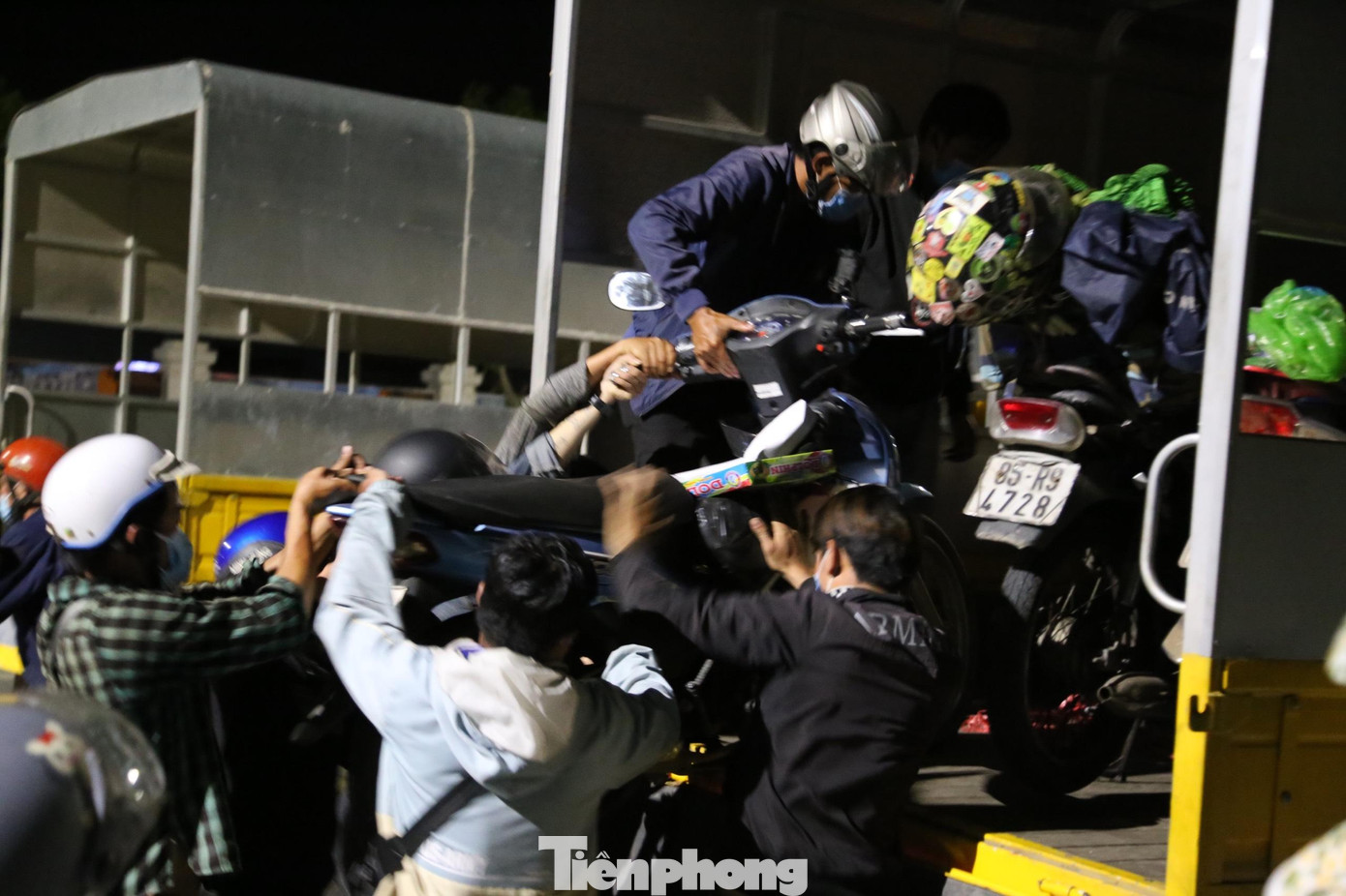 Để hỗ trợ các công dân về quê an toàn, tỉnh Nghệ An, Sở Giao thông vận tải, Hiệp hội vận tải Nghệ An đã điều động hơn 100 xe khách, xe tải, xe buýt đến chờ tại chốt kiểm soát dịch ở cầu Bến Thủy, vận chuyển người dân cùng xe máy, hành lý của họ về tận khu cách ly ở địa phương. Công dân về đến huyện nào sẽ bàn giao cho huyện đó, thực hiện cách ly đảm bảo quy định phòng, chống dịch.