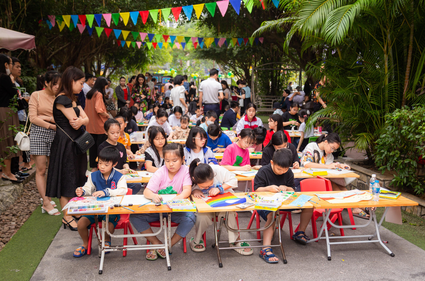 Hơn 400 họa sĩ nhí tham gia cuộc thi vẽ “Sắc màu thiên nhiên” tại TP Vinh sáng 13/11.