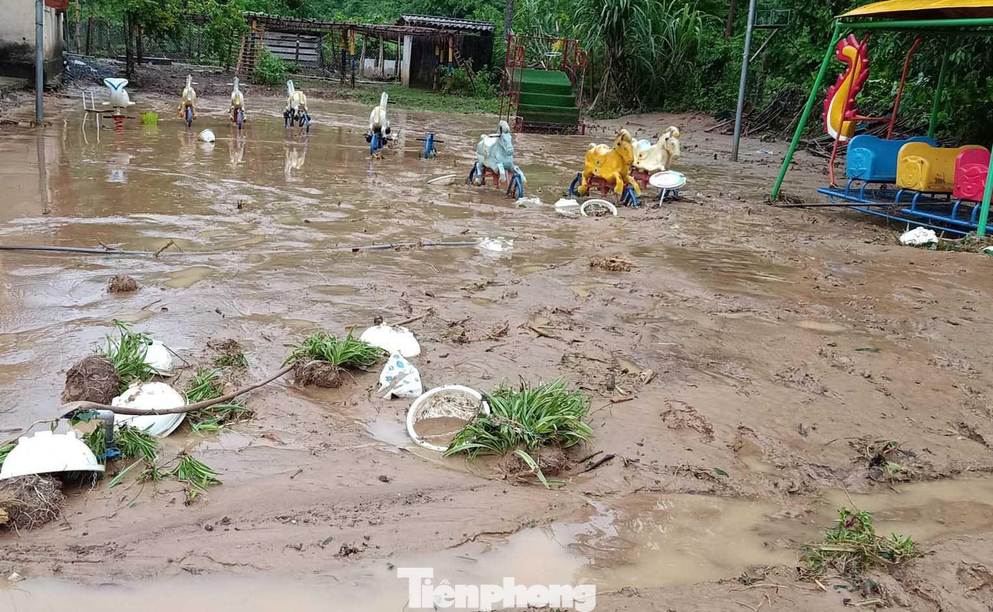 Khuôn viên trường bị vùi lấp bởi bùn đất nhão nhoét