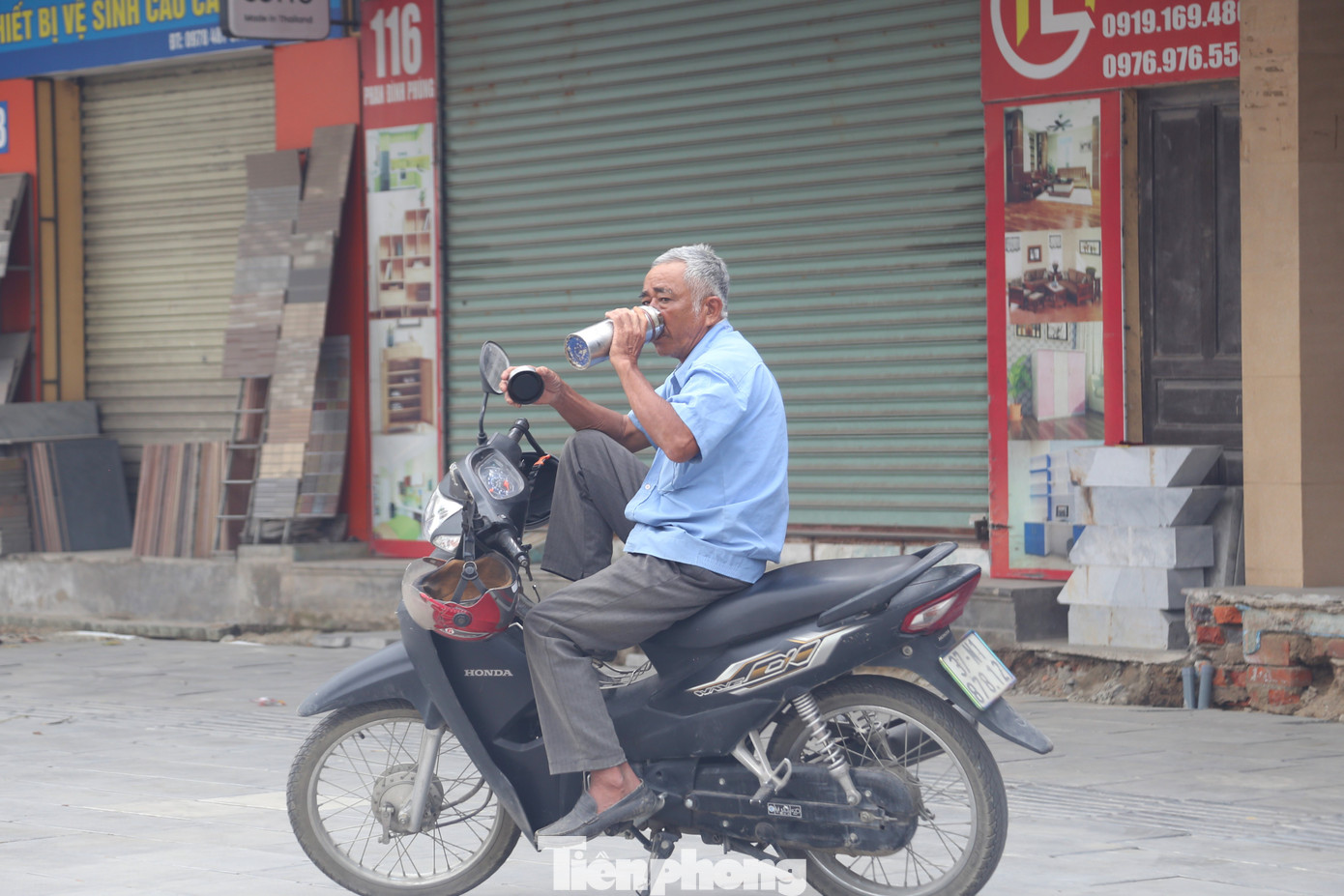Ông Hồ Văn Sơn (58 tuổi, trú huyện Hưng Nguyên, Nghệ An) chia sẻ, sáng nay (ngày 1/5), ông chạy được 5 lượt khách kiếm được 200 nghìn đồng. “Ngày nghỉ ai cũng muốn được đi chơi, đi du lịch nhưng vì hoàn cảnh khó khăn nên tôi vẫn đi làm, kiếm thêm tiền trang trải cuộc sống”, ông Sơn tâm sự.