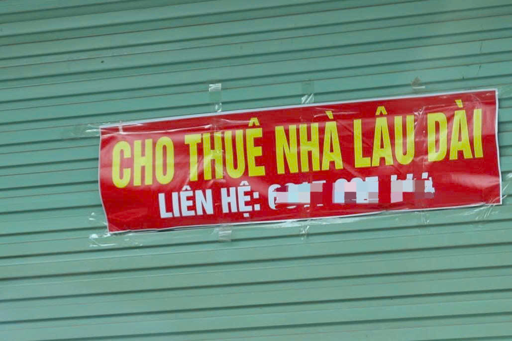 Theo người dân địa phương, tình trạng các cửa hàng đóng cửa gia tăng đáng kể từ khi chính quyền mở đợt cao điểm kiểm tra hàng giả. Ngoài ra, do tình hình kinh doanh khó khăn, giá thuê mặt bằng cao, chưa kể đến các chi phí vận hành khác, trong khi đó, sự cạnh tranh của thương mại điện tử đã khiến phương thức bán hàng truyền thống ngày càng gặp khó. Trong ảnh, nhiều mặt bằng trên Đại lộ Lê Nin (phường Vinh Phú) treo biển cho thuê.