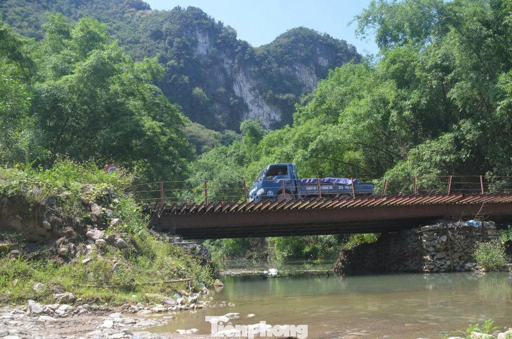 Ông Nguyễn Văn Thắng, Chủ tịch UBND xã Đồng Văn cho biết, hiện nay, có một mố cầu tạm bị nghiêng, ảnh hưởng đến việc đi lại của người dân. Chính quyền địa phương đã nhiều lần kiến nghị với đơn vị thi công sửa cầu tạm. Vừa qua, xã cũng đã có văn bản gửi UBND huyện, Ban quản lý dự án, Phòng kinh tế hạ tầng huyện đôn đốc nhà thầu thi công cầu chính và sửa cầu tạm. Tuy nhiên đến nay cầu tạm vẫn chưa được tu sửa. “Quan điểm của chính quyền địa phương mong muốn cầu chính được hoàn thiện càng sớm càng tốt để đảm bảo an toàn, phục vụ người dân và phương tiện lưu thông, đi lại”, ông Thắng nói.