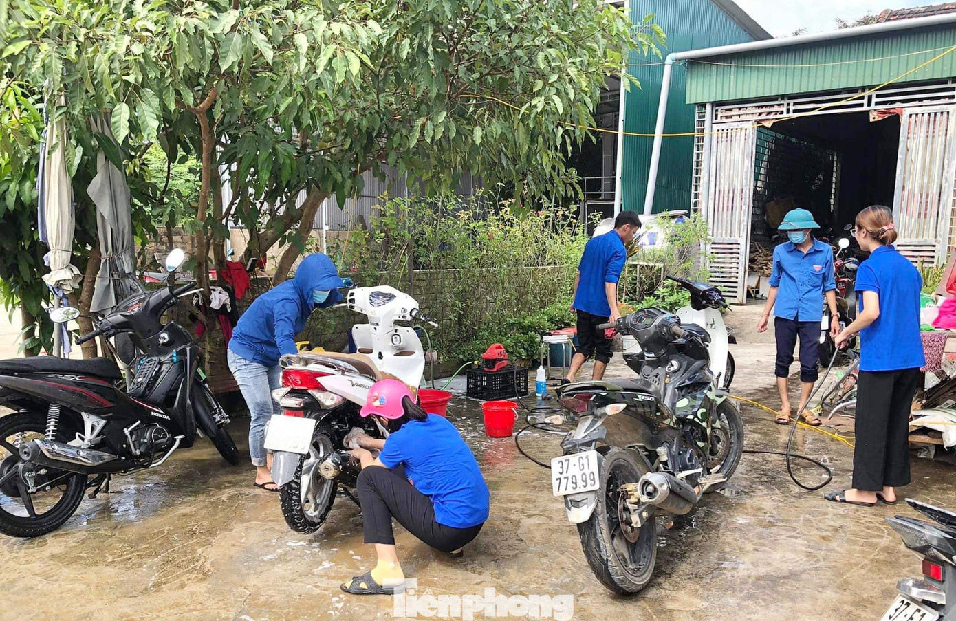 Tại ngã 3 bản Hoa Tiến, xã Châu Tiến, huyện Quỳ Châu, các bạn trẻ miệt mài cọ rửa xe.