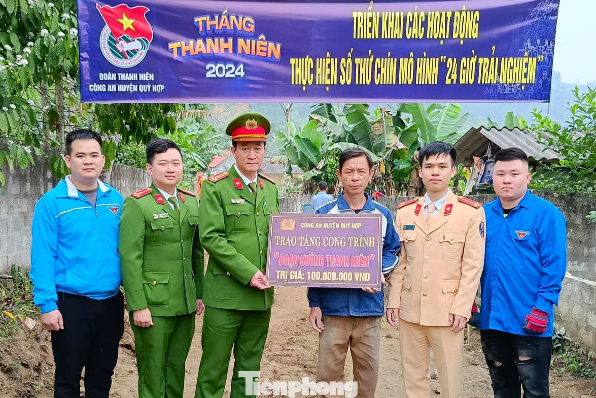 Đoàn Thanh niên Công an huyện Quỳ Hợp tổ chức trao tặng công trình “Đoạn đường thanh niên” dài 120m, trị giá 100 triệu đồng cho hộ gia đình ông Sầm Văn Quảng (SN 1974, trú xóm Khục, xã Châu Lộc, huyện Quỳ Hợp), là hộ gia đình có hoàn cảnh khó khăn trên địa bàn.
