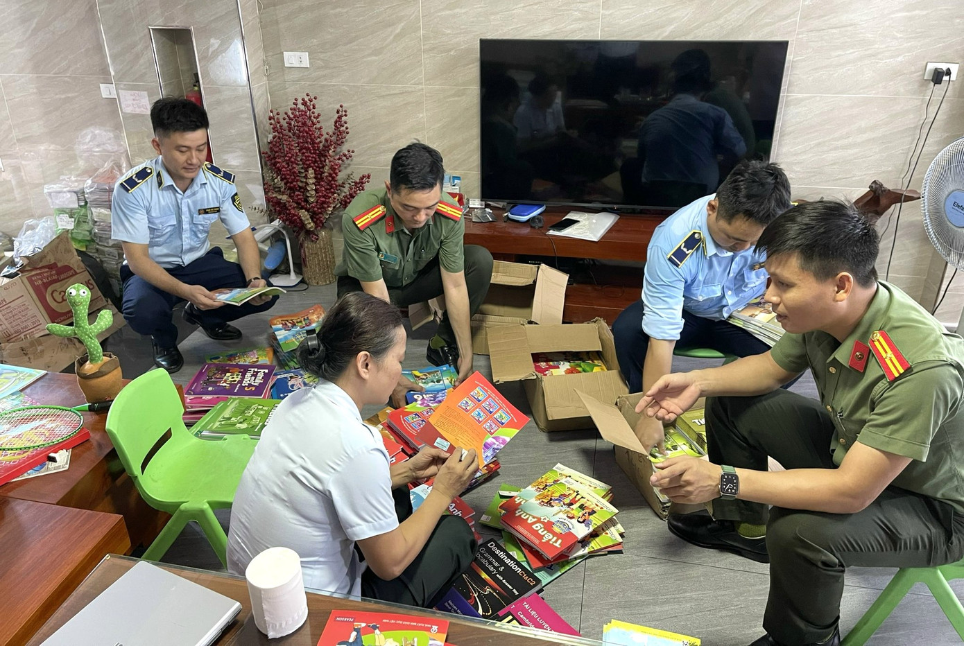 Đội liên ngành phòng, chống in lậu tỉnh Nghệ An làm việc với cơ sở vi phạm Đội liên ngành phòng, chống in lậu tỉnh Nghệ An làm việc với cơ sở vi phạm