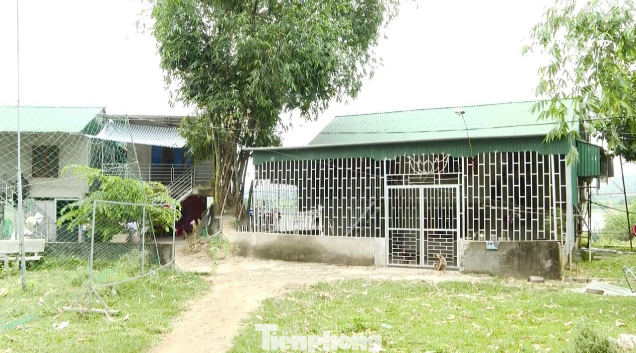 Trong khi khu tái định cư Khe Mừ xây dựng dang dở thì ngay tại khu vực dân vạn chài đang sinh sống, đoạn sông Rộ đổ ra sông Lam thuộc xã Võ Liệt và xã Thanh Chi, lâu nay người dân đã lên bờ xây dựng nhà ở.