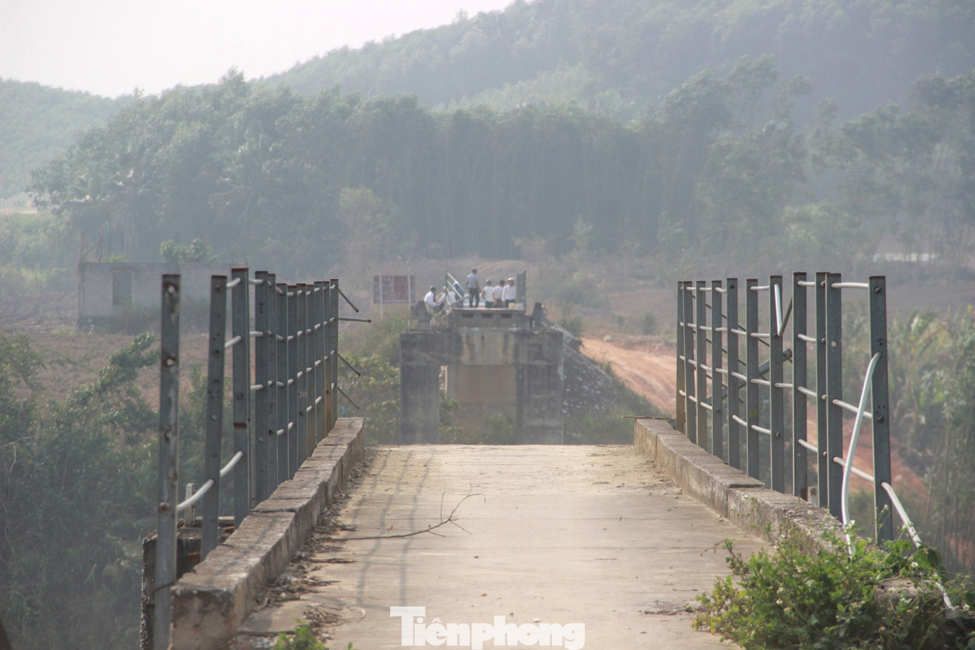 Cầu treo Kẻ Nính khởi công năm 2011, kinh phí 24 tỷ đồng trích từ ngân sách và các nguồn vốn hợp pháp khác, do UBND huyện Quỳ Châu làm chủ đầu tư. Công trình dài 168 m, gồm một nhịp treo dây võng dài 132 m và 2 nhịp dẫn dài 36 m. Mặt cầu rộng 2,4 m, tải trọng 2,5 tấn, thiết kế dây võng bán vĩnh cửu bằng thép, đường nối hai đầu rộng 5 m.