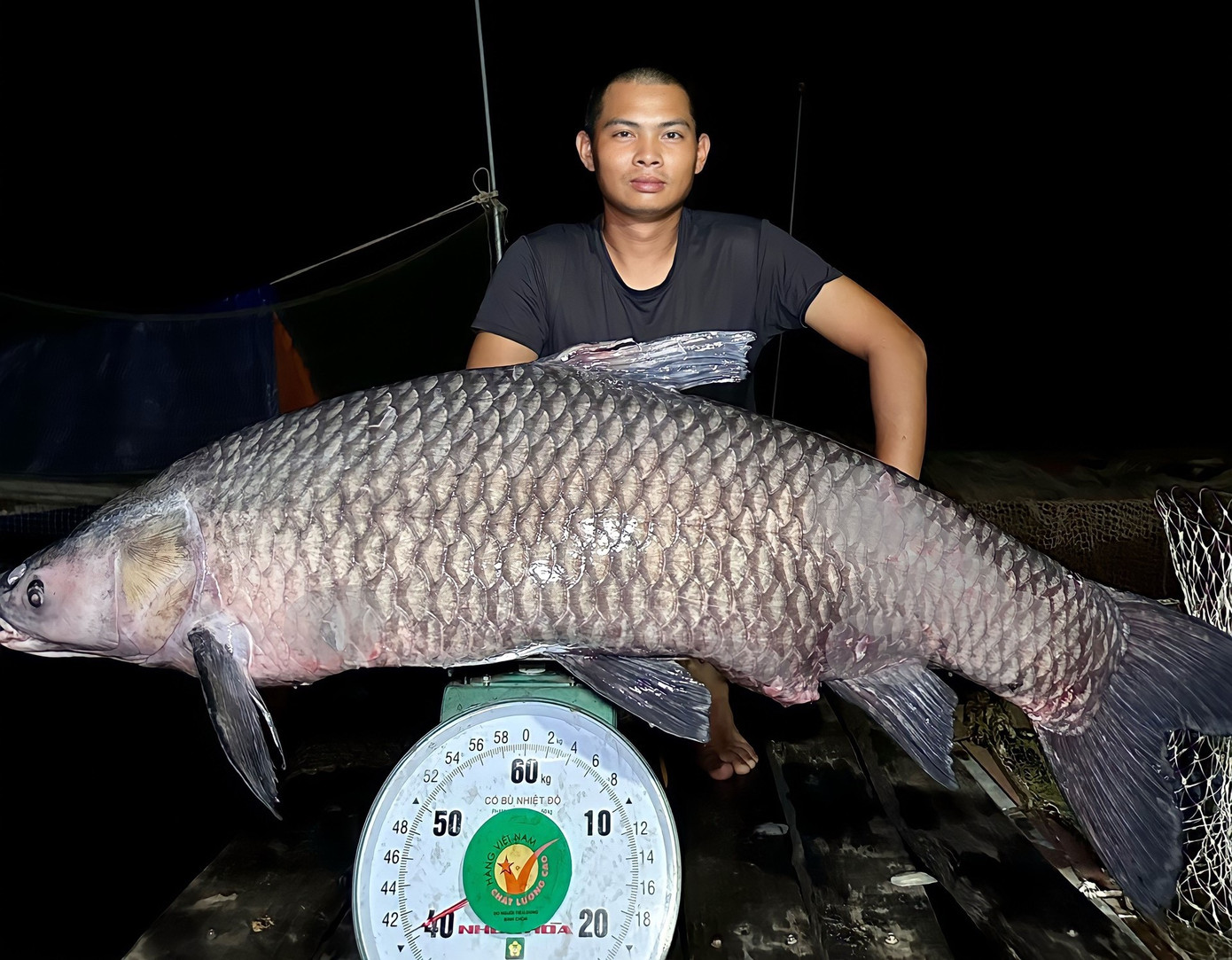 Con cá trắm nặng 40,5kg Con cá trắm nặng 40,5kg