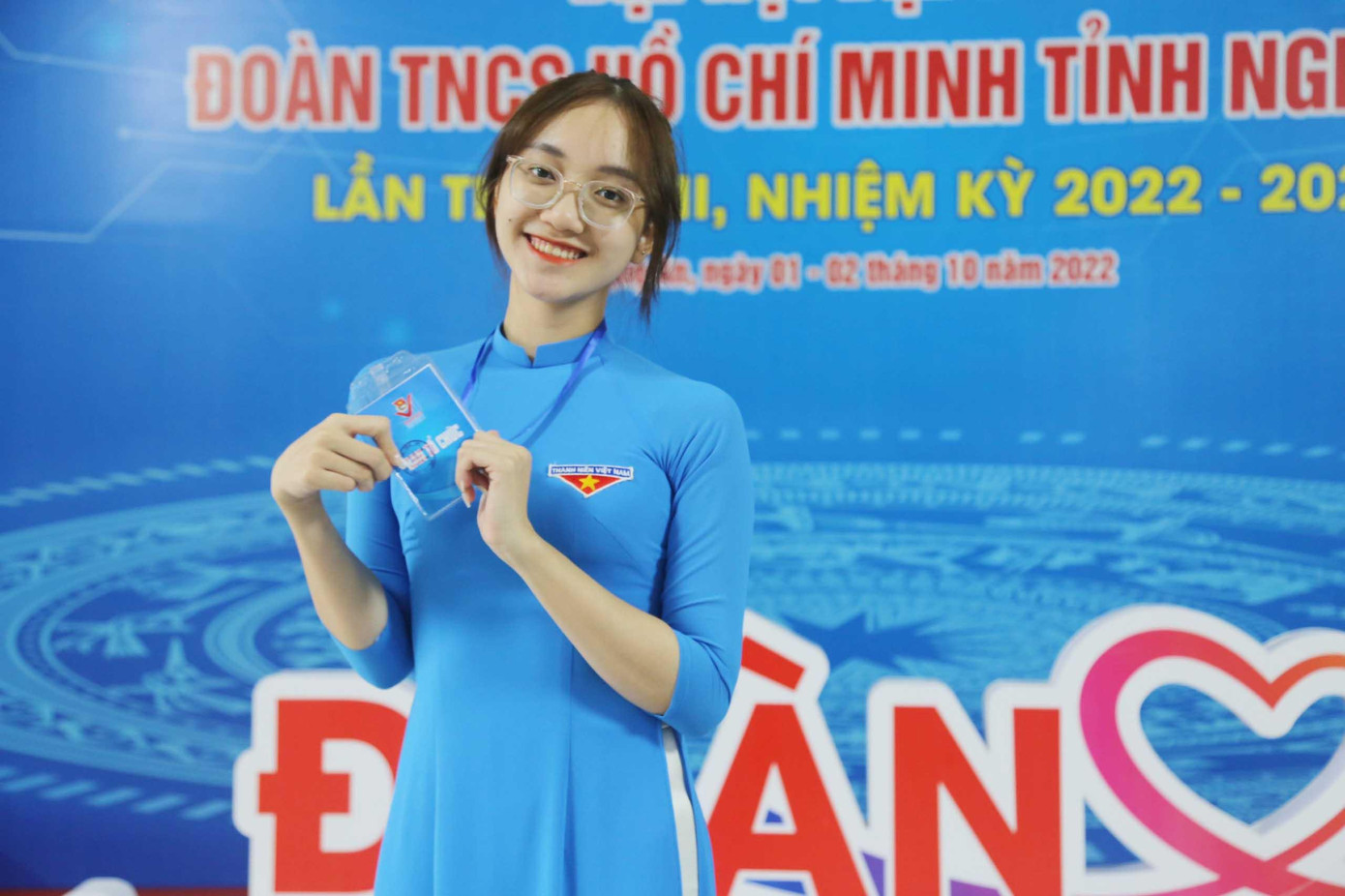 Nụ cười tỏa nắng của nữ tình nguyện viên