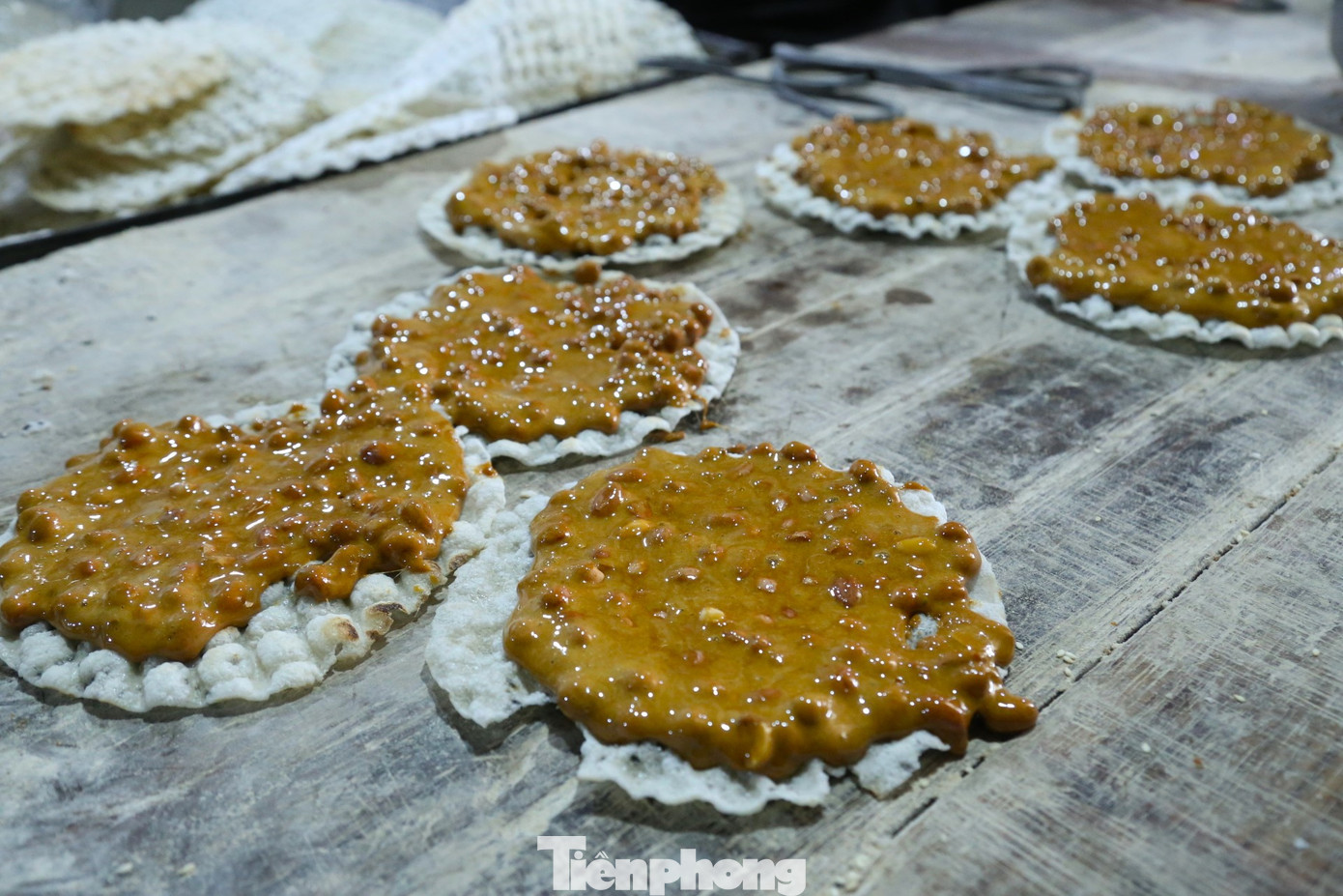 Hiện, cơ sở sản xuất trên 10 món kẹo như cu đơ giòn, kẹo lạc vừng, kẹo dồi, kẹo hộp…Trong đó, nhiều nhất là kẹo cu đơ giòn.