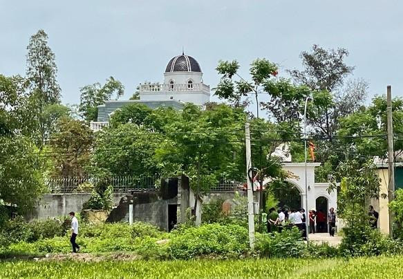 Tại ngôi nhà 3 tầng kiên cố của ông P., nhiều cảnh sát đang tìm cách tiếp cận, đồng thời dùng loa kêu gọi chủ nhà đầu hàng. Xe cảnh sát, xe cứu thương liên tục ra vào khu vực hiện trường.