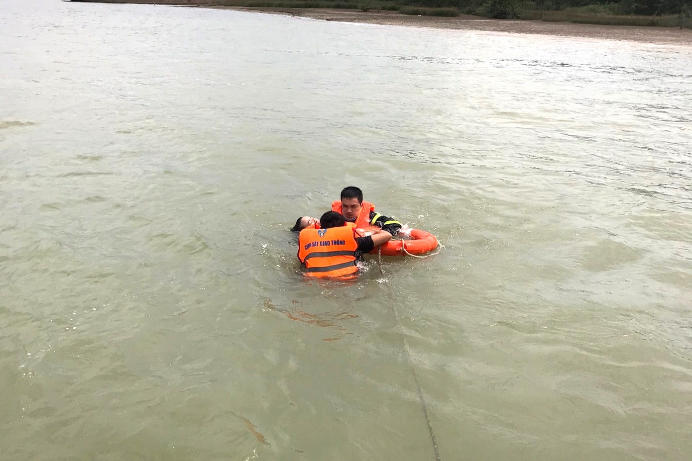 Lực lượng chức năng đưa người phụ nữ nhảy sông lên bờ