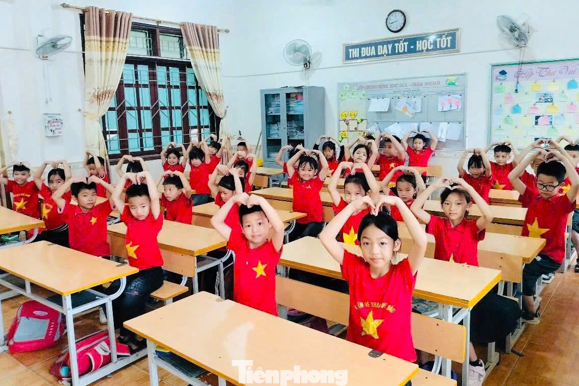 50 năm trước, trong màu áo xanh bạc màu nắng gió, thế hệ cha anh đã đi qua khói lửa chiến tranh, viết nên khúc tráng ca thống nhất dưới ngọn cờ độc lập. 50 năm sau, trong màu áo đỏ rực rỡ sân trường, tuổi trẻ chúng ta tự hào tiếp nối trang sử ấy, thắp lên ngọn lửa yêu nước, niềm tự hào dân tộc bất diệt.