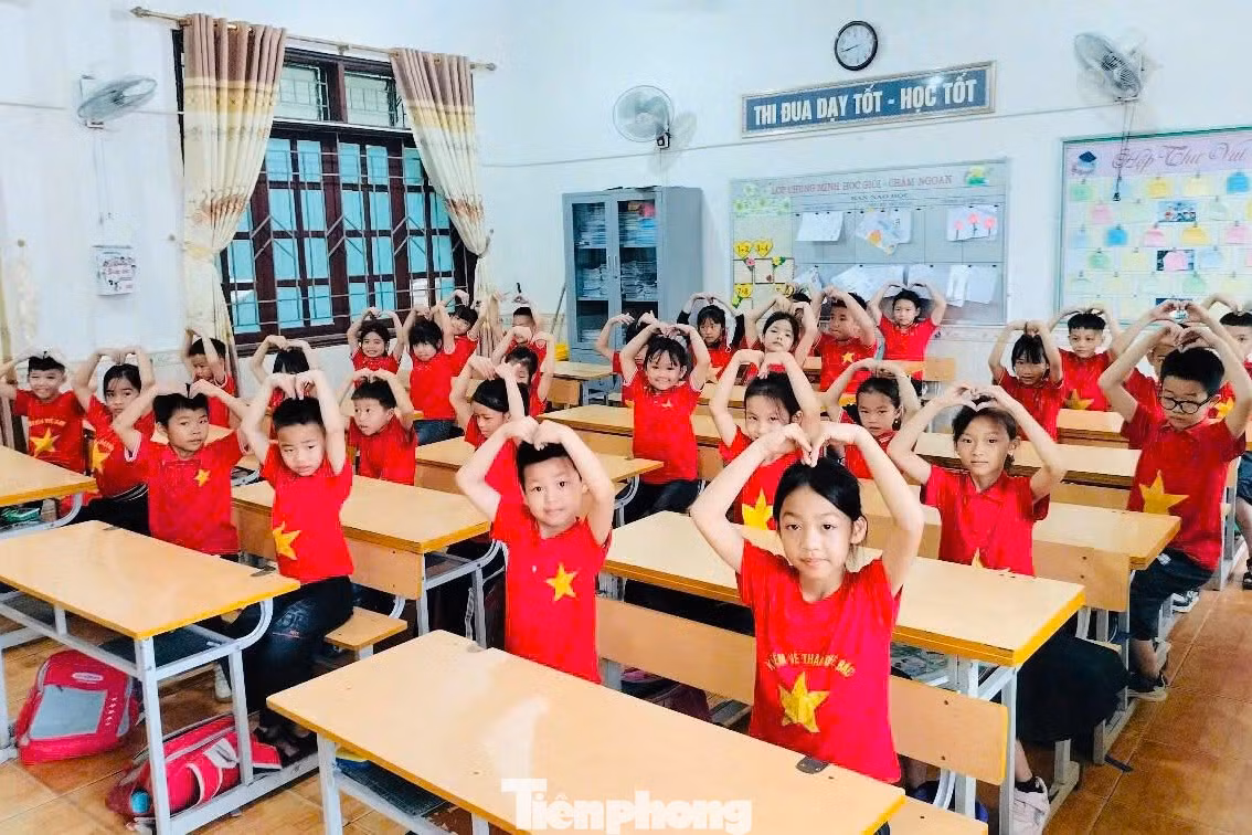50 năm trước, trong màu áo xanh bạc màu nắng gió, thế hệ cha anh đã đi qua khói lửa chiến tranh, viết nên khúc tráng ca thống nhất dưới ngọn cờ độc lập. 50 năm sau, trong màu áo đỏ rực rỡ sân trường, tuổi trẻ chúng ta tự hào tiếp nối trang sử ấy, thắp lên ngọn lửa yêu nước, niềm tự hào dân tộc bất diệt.