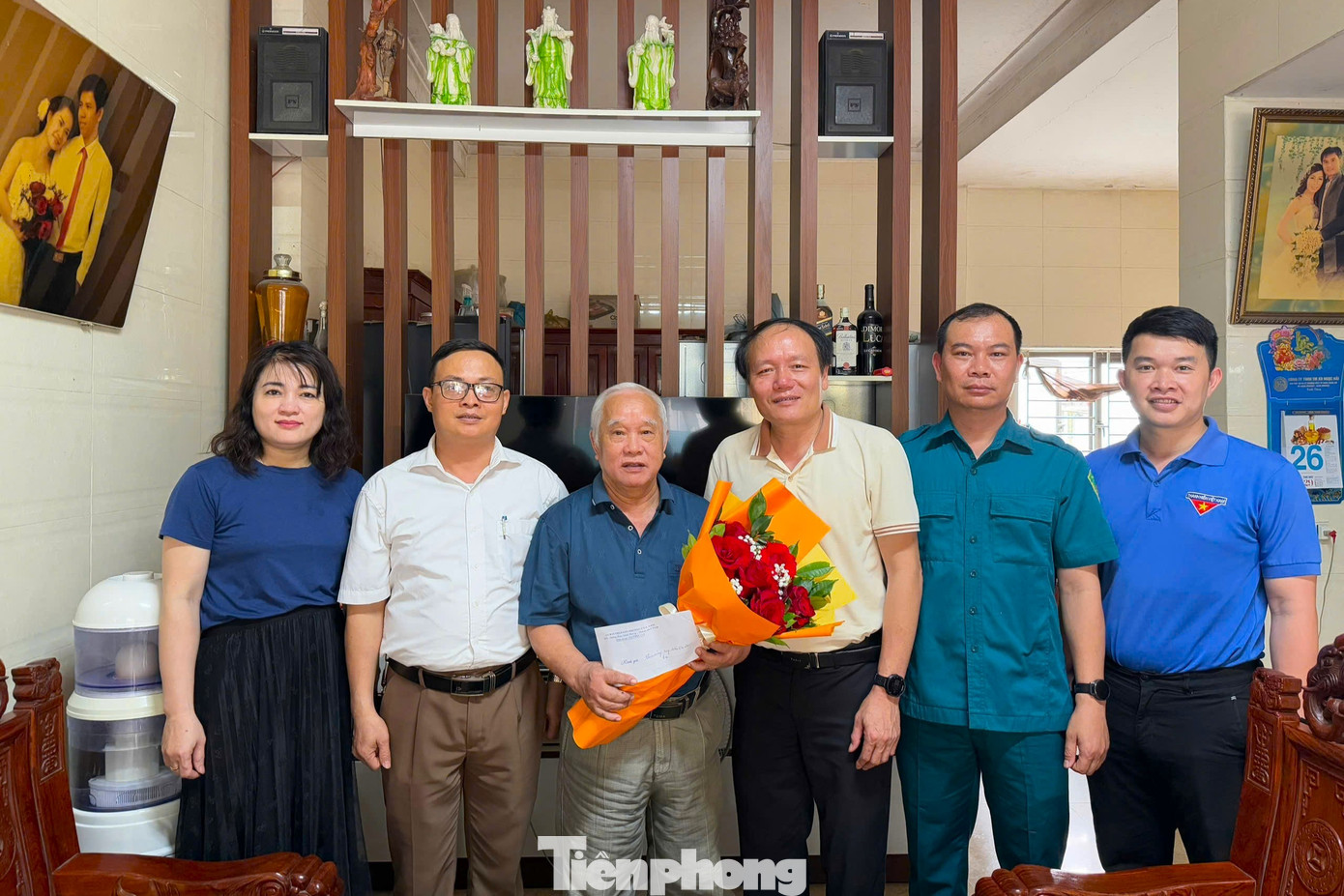 Tặng quà các thương, bệnh binh, qua đó thể hiện truyền thống "Uống nước nhớ nguồn".