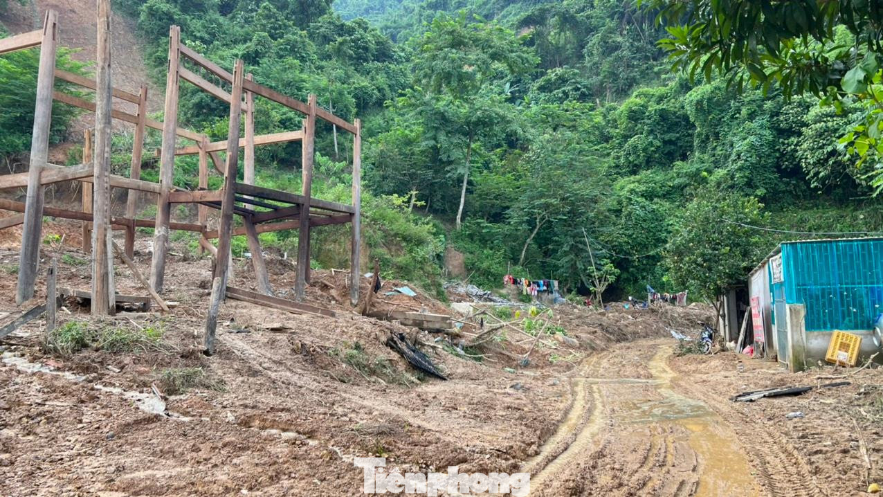 Xã Bảo Nam, huyện Kỳ Sơn là địa phương bị thiệt hại nặng nề nhất trong đợt mưa lớn kéo dài nhiều ngày qua ở Nghệ An. Trận lũ ống bất ngờ ập về khiến 4 ngôi nhà bị đổ sập hoàn toàn, hơn chục ngôi nhà khác bị hư hỏng nặng. May mắn thời điểm này người dân đã kịp sơ tán nên không có thiệt hại về người. (Ảnh: TH)