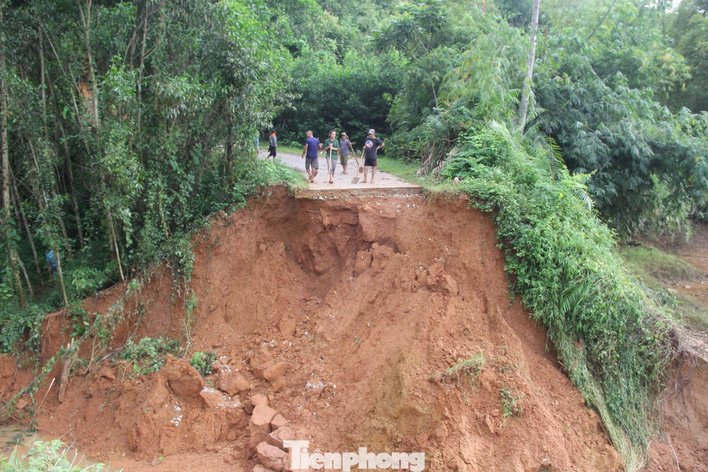 Nhiều ngày qua, hàng chục hộ dân nơi đây bị cô lập, cuộc sống bị đảo lộn hoàn toàn. Nhiều ngày qua, hàng chục hộ dân nơi đây bị cô lập, cuộc sống bị đảo lộn hoàn toàn.