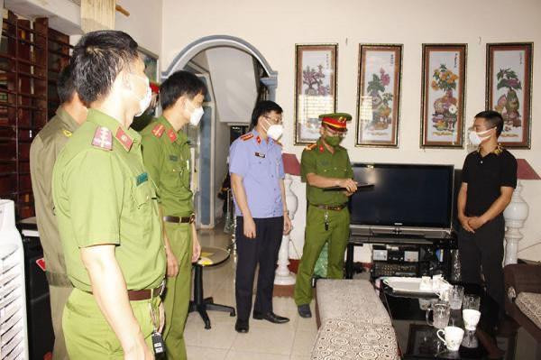 Cơ quan chức năng tống đạt quyết định khởi tố bị can Lê Hùng Cường Cơ quan chức năng tống đạt quyết định khởi tố bị can Lê Hùng Cường