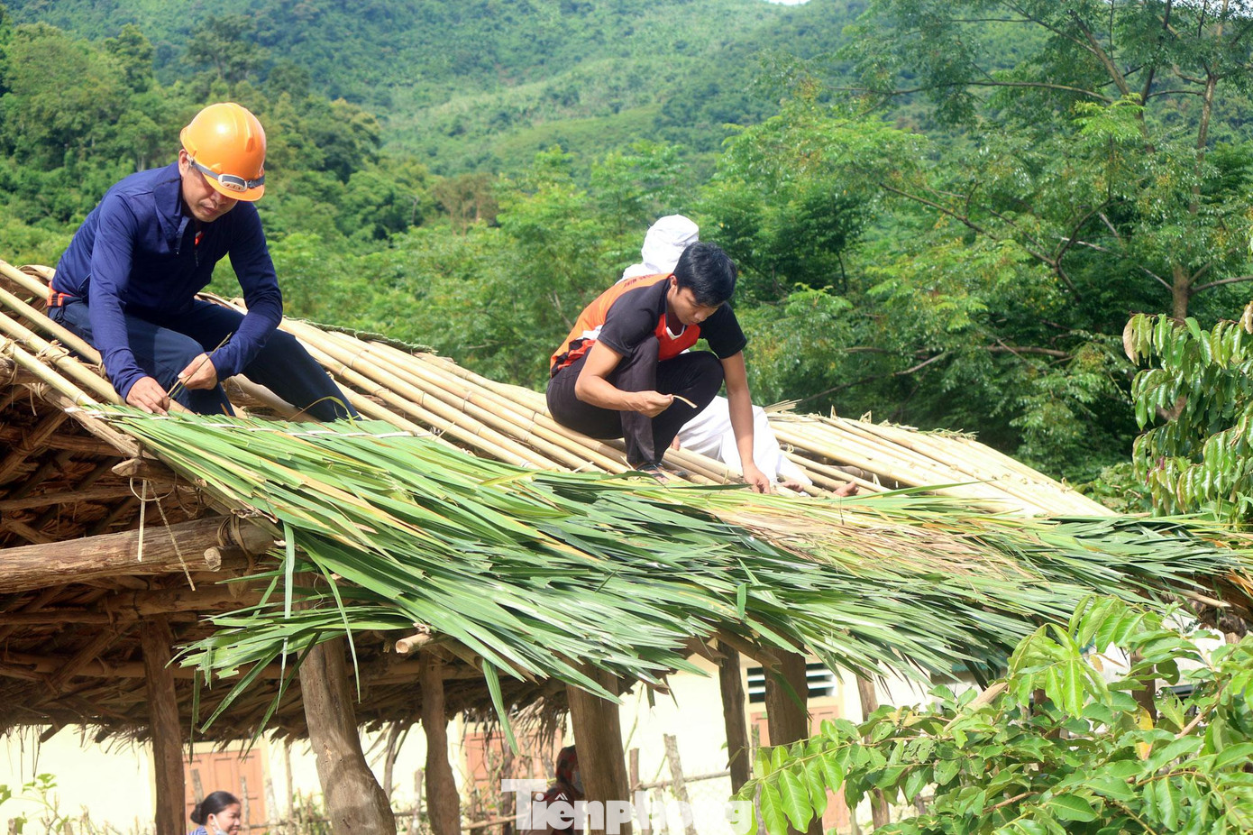 Việc lợp nhà do các giáo viên và phụ huynh nam đảm nhận