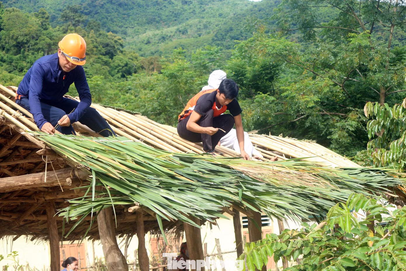 Việc lợp nhà do các giáo viên và phụ huynh nam đảm nhận