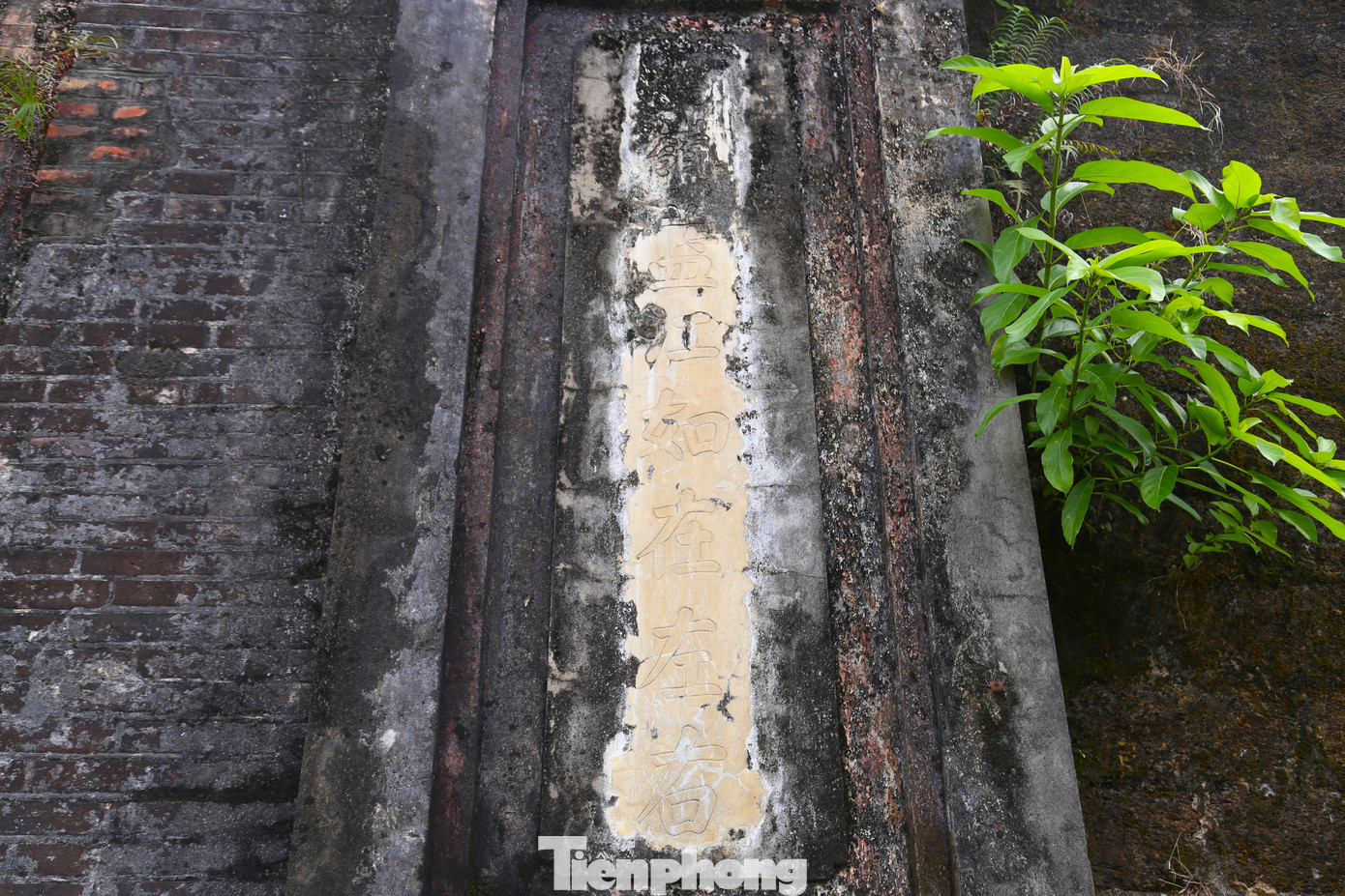 Hàng chữ “Hồng lĩnh Lam giang như tại tả hữu”, được khắc ở cổng Tiền Môn.