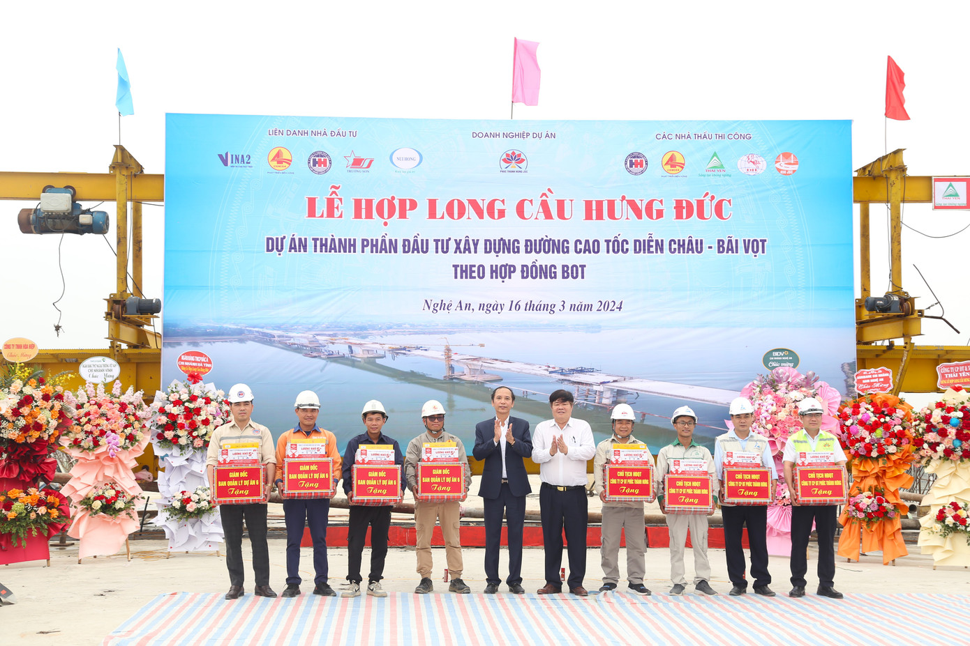 Lãnh đạo Ban quản lý dự án 6, Bộ Giao thông vận tải và Công ty cổ phần Phúc Thành Hưng tặng quà cho các đơn vị.