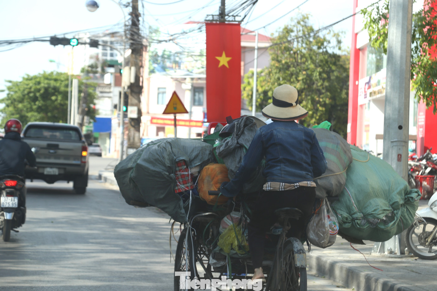 Trong cái nắng gay gắt, nhiều lao động vẫn phải gồng mình làm việc mưu sinh.