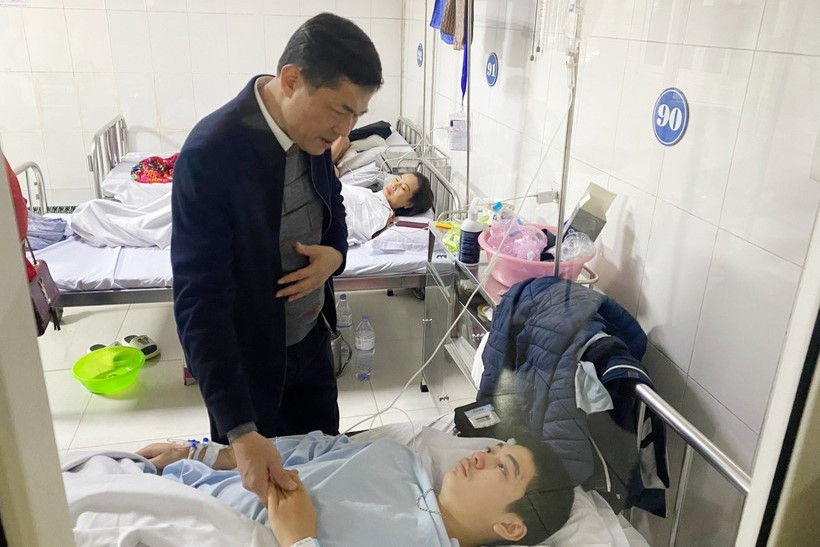 Ông Thái Văn Thành - Giám đốc Sở GD&DDT Nghệ An thăm hỏi các em học sinh bị thương sau sự cố sập trần lớp học. Ông Thái Văn Thành - Giám đốc Sở GD&DDT Nghệ An thăm hỏi các em học sinh bị thương sau sự cố sập trần lớp học.