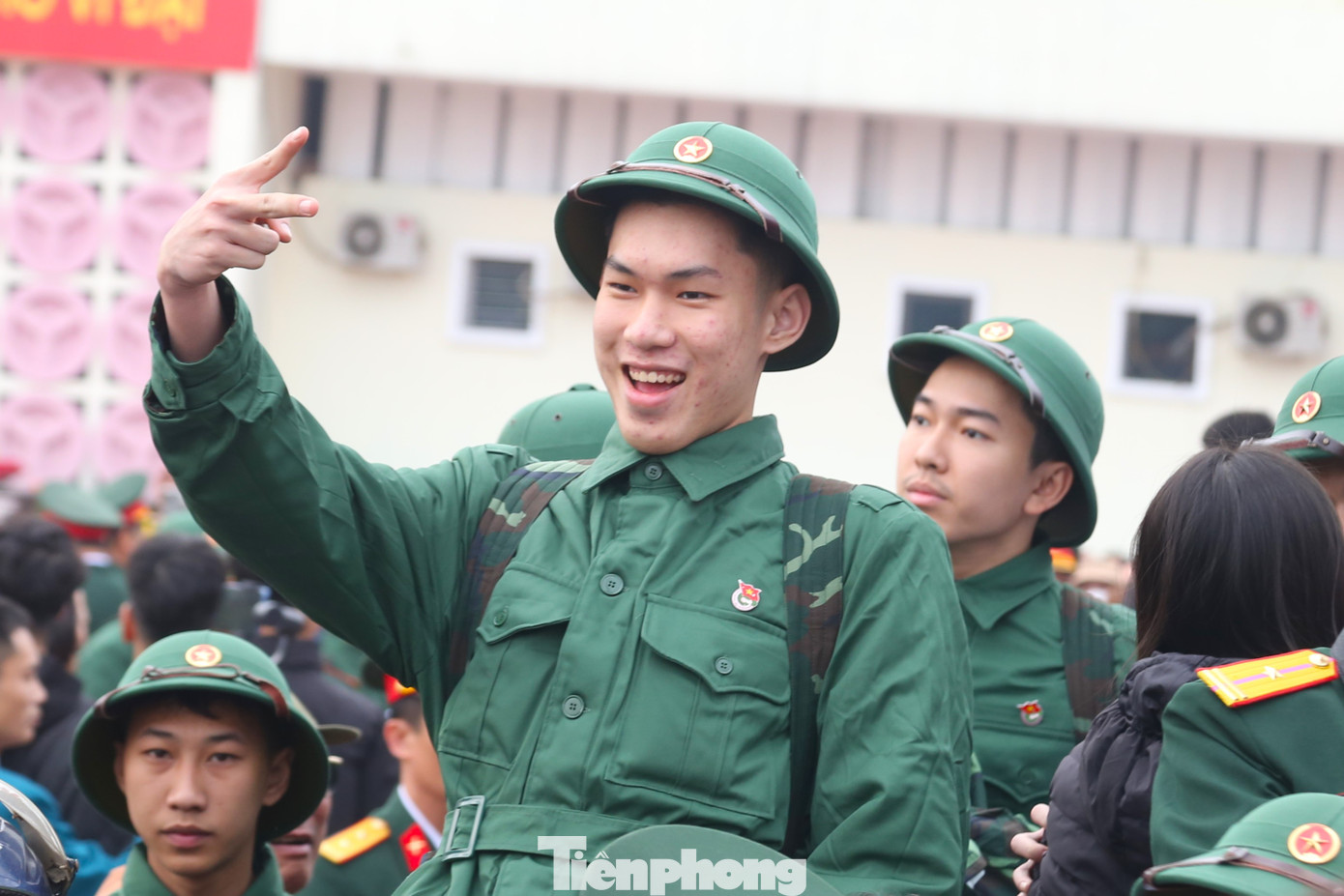 Nhiều thanh niên vui vẻ, hào hứng lên đường nhập ngũ.