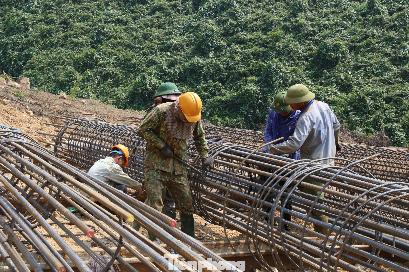 “Sau khi ký được hợp đồng tín dụng, nhà đầu tư đã làm việc với các nhà thầu yêu cầu xây dựng lại toàn bộ kế hoạch, tiến độ thi công, trong đó có việc thi công “đuổi” lại các phần việc đã bị chậm trong thời gian qua. Theo phương án thi công mới lập và báo cáo Ban Quản lý dự án 6 (PMU6) và Bộ GTVT, tiến độ dự án vẫn được đảm bảo hoàn thành theo yêu cầu là tháng 5/2024”, ông Việt khẳng định quyết tâm hoàn thành dự án.